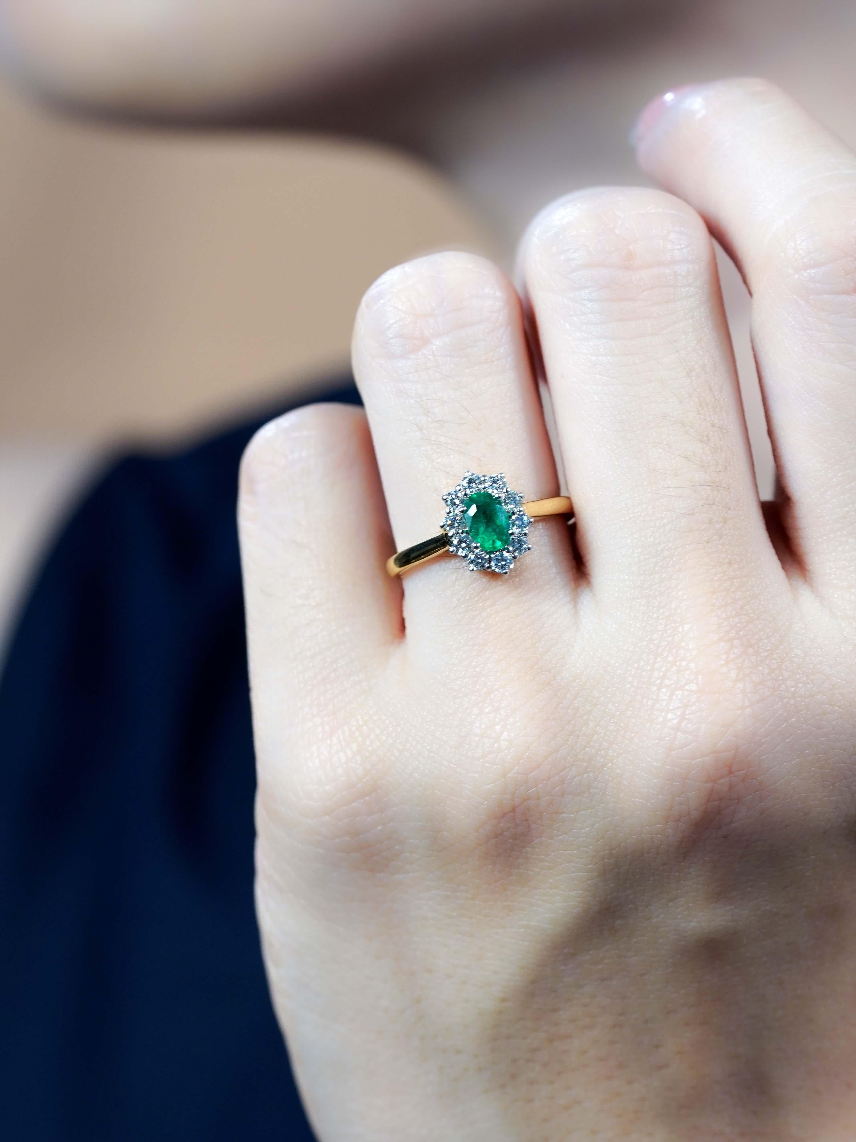 Una vibrante esmeralda en su centro, símbolo de belleza y sofisticación atemporales. Enmarcado por brillantes diamantes en un atrevido diseño geométrico, el anillo captura el glamour y la época clásica. Los detalles intrincados y las líneas limpias
