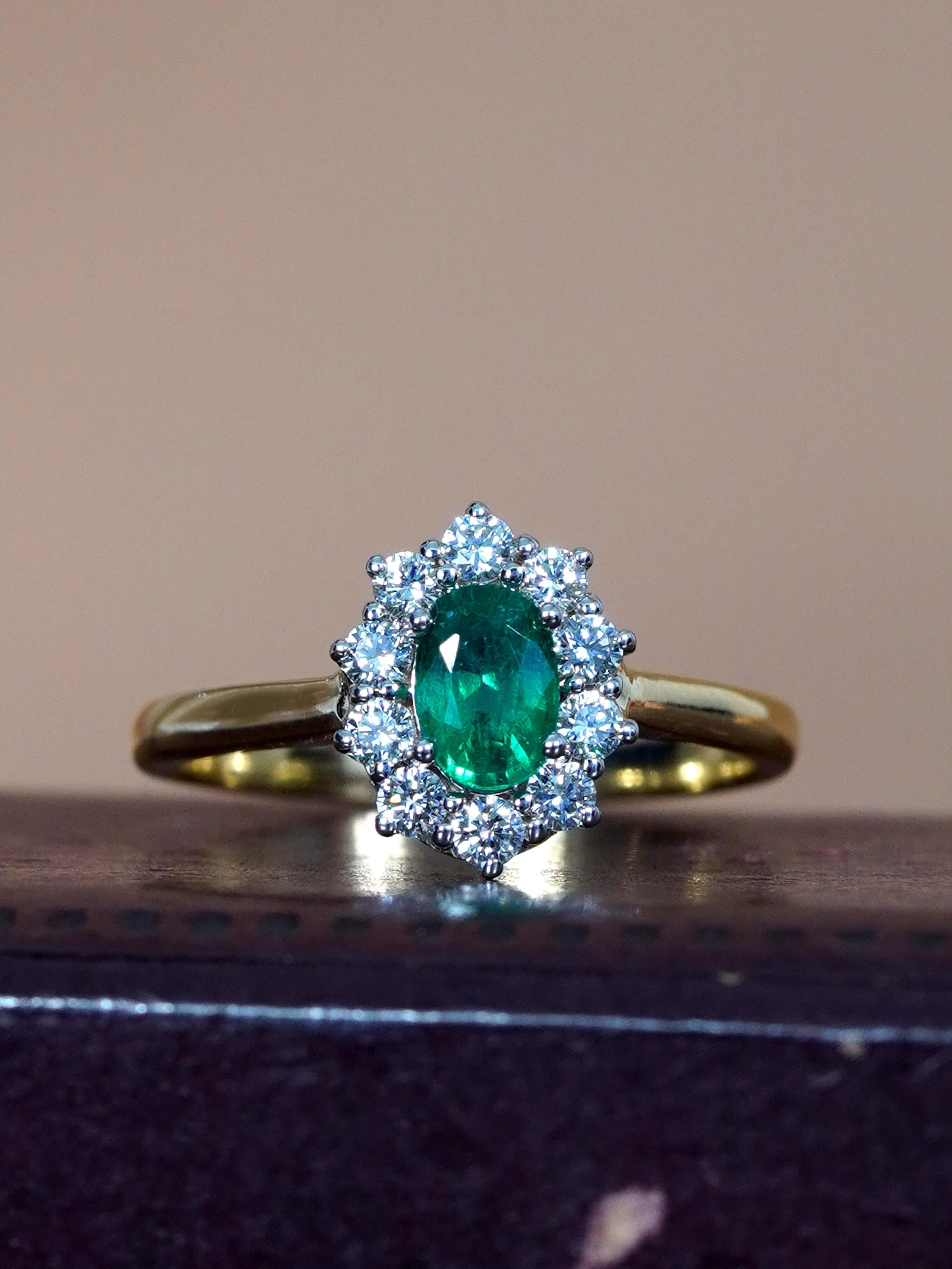 Compromiso Esmeralda y Diamante Estilo Clásico  Anillo de oro amarillo de 14 quilates Art Decó en venta