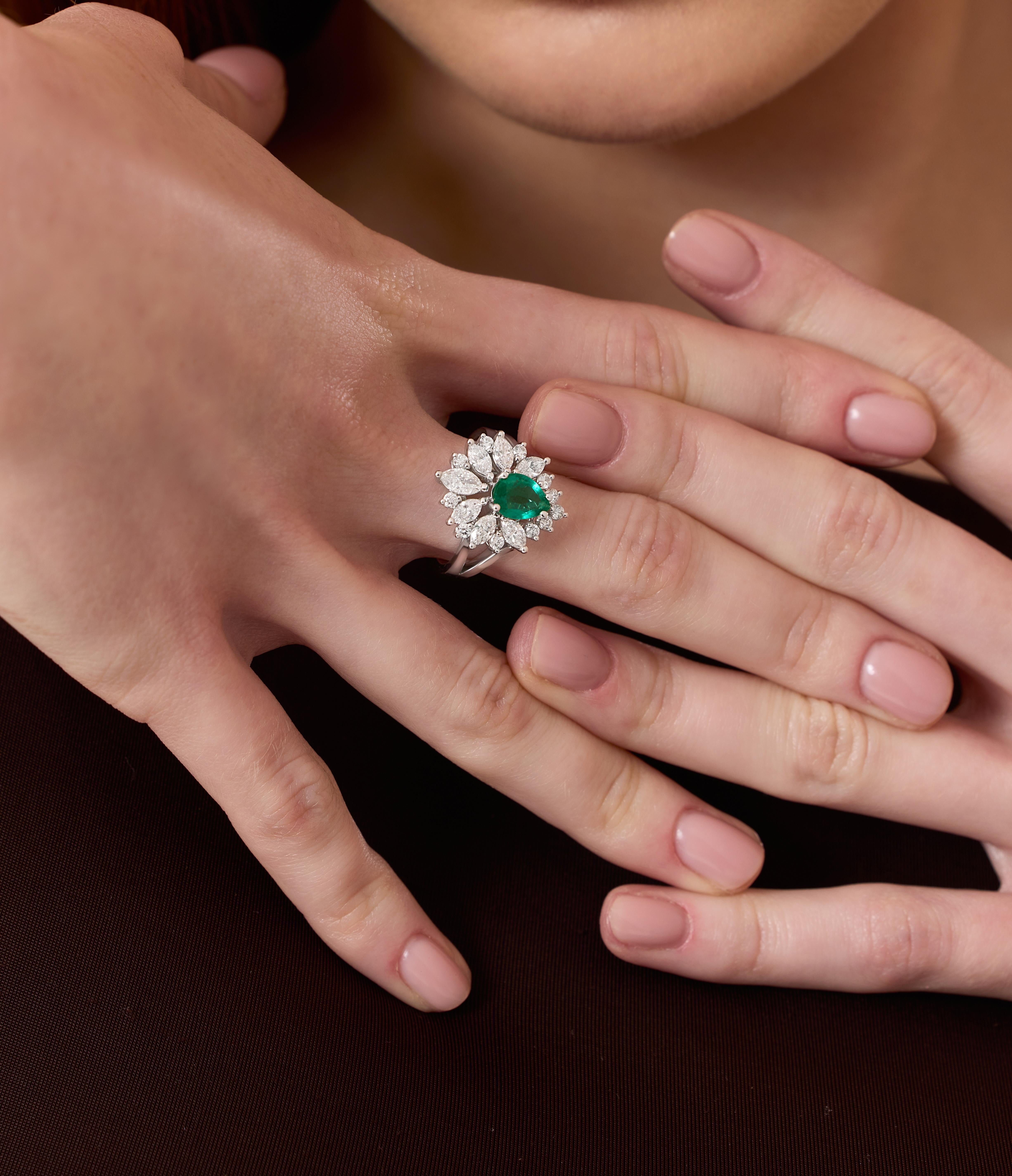 Im Angebot: Smaragd- und Diamant-Cluster-Ring aus massivem Gold mit 2,17 Karat () 2