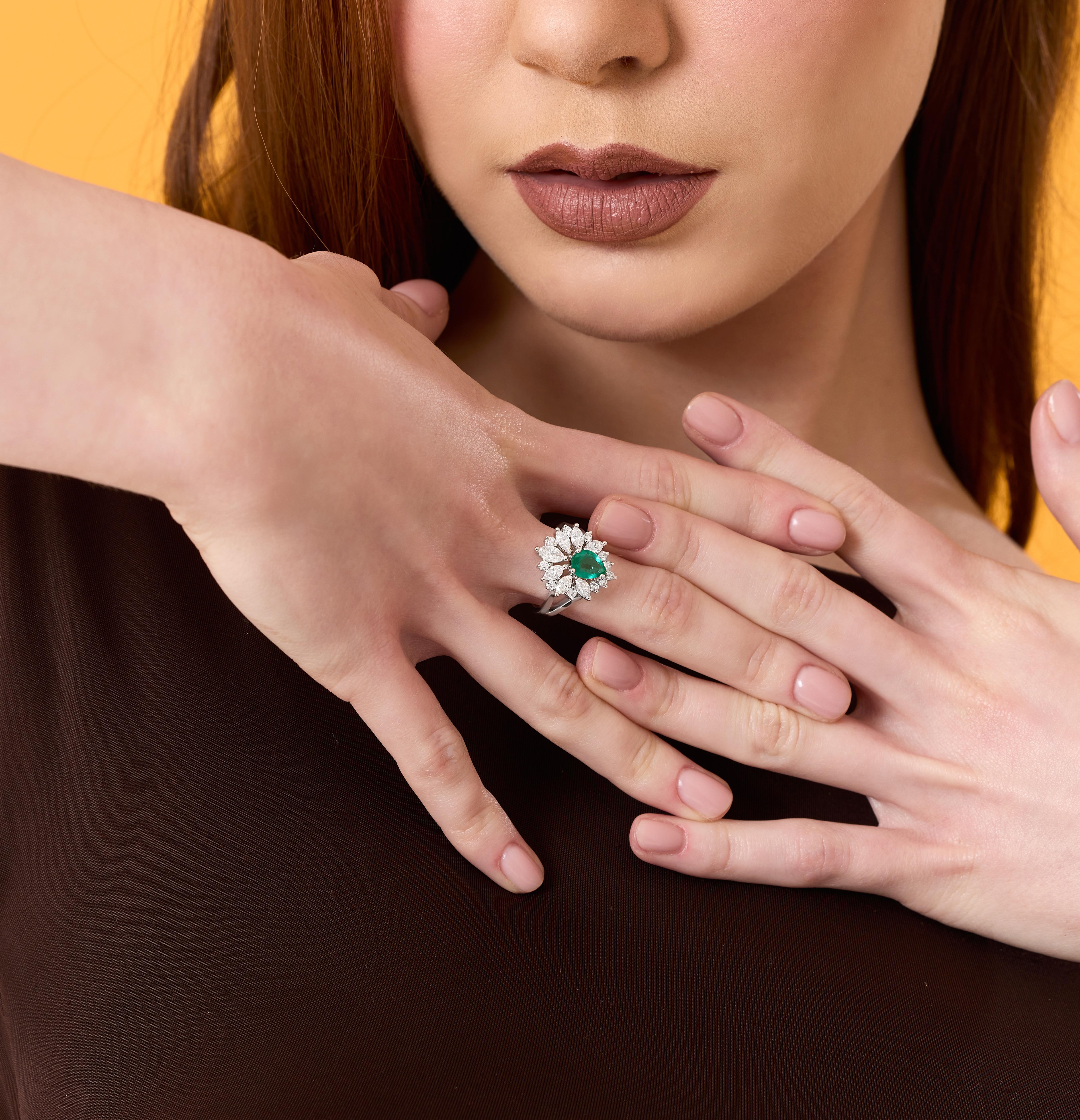 Im Angebot: Smaragd- und Diamant-Cluster-Ring aus massivem Gold mit 2,17 Karat () 3