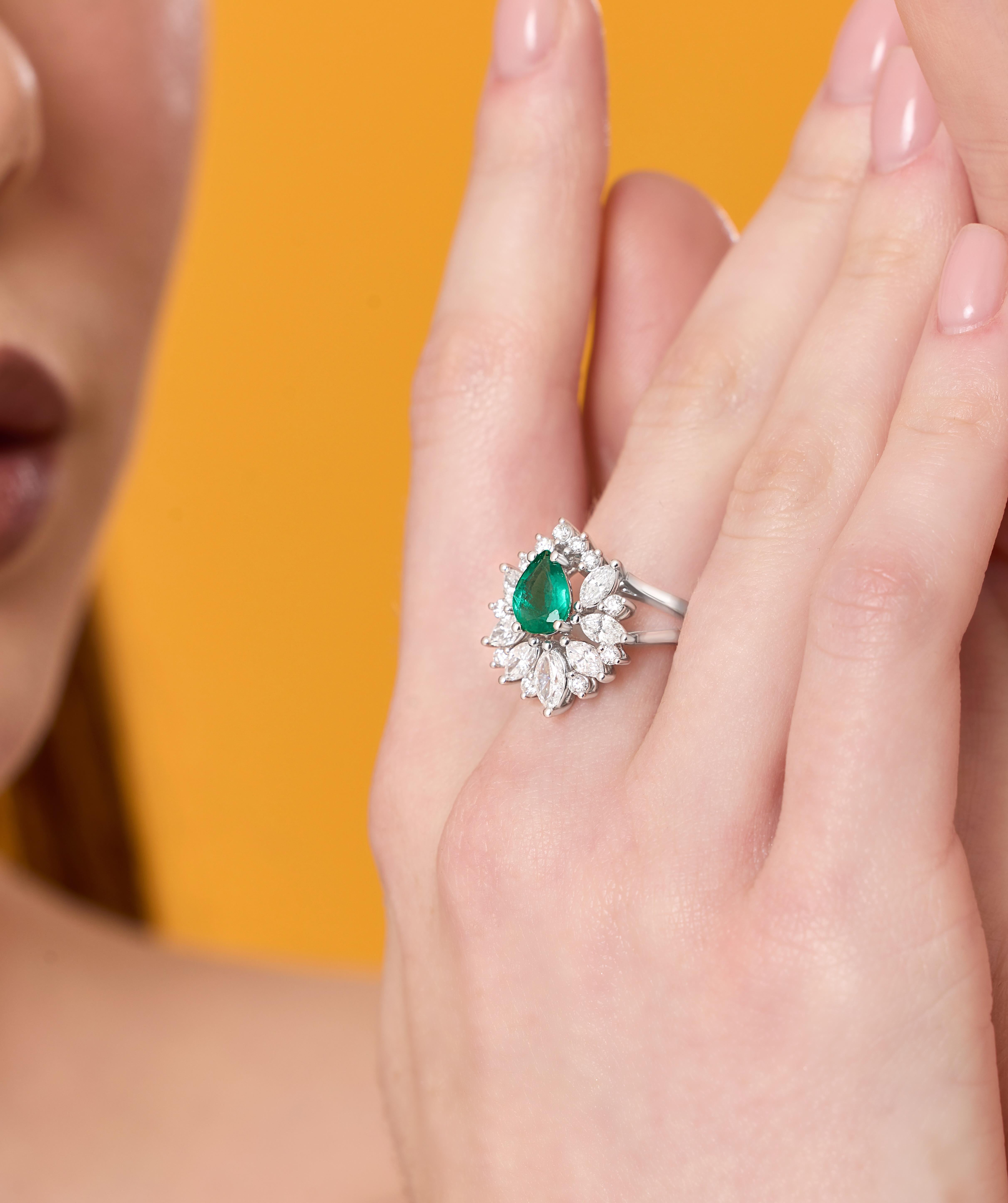Im Angebot: Smaragd- und Diamant-Cluster-Ring aus massivem Gold mit 2,17 Karat () 4