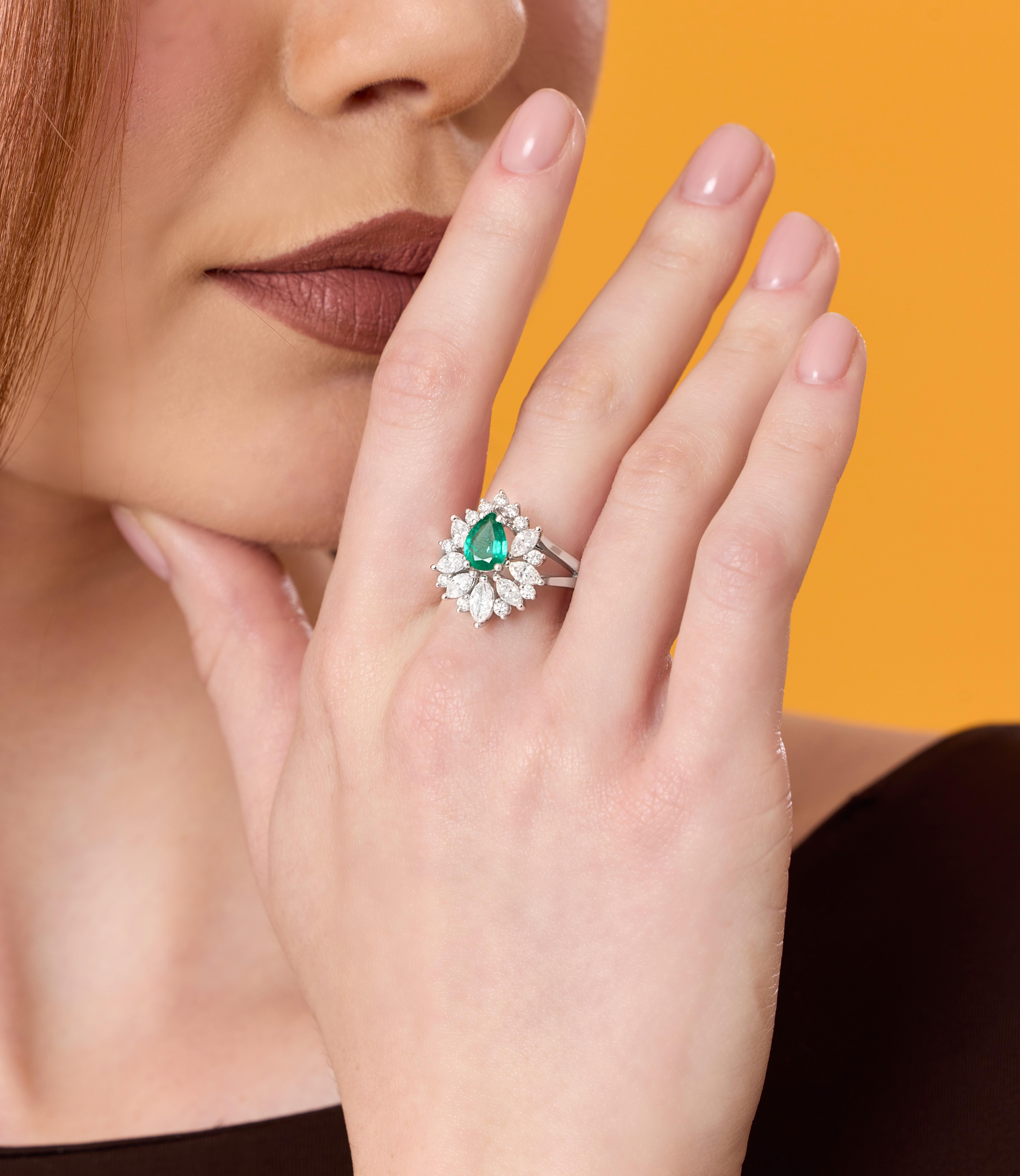 Im Angebot: Smaragd- und Diamant-Cluster-Ring aus massivem Gold mit 2,17 Karat () 5