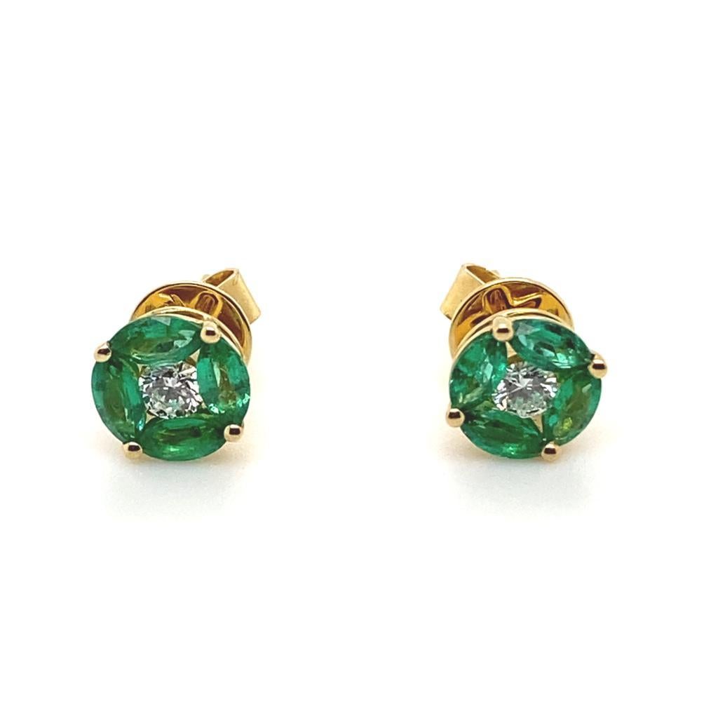 Ein Paar Smaragd- und Diamantcluster-Ohrringe aus 18 Karat Gelbgold.

Jeder dieser eleganten Ohrstecker besteht aus einem einzelnen runden Diamanten im Brillantschliff, der von vier wunderschönen Smaragden im Marquise-Schliff eingefasst ist, die in
