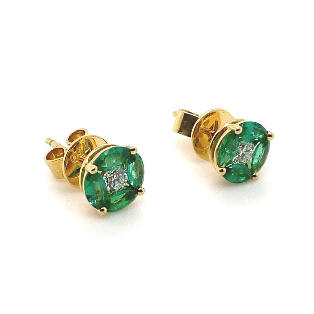 Smaragd- und Diamant-Cluster-Ohrringe aus 18 Karat Gelbgold (Moderne)