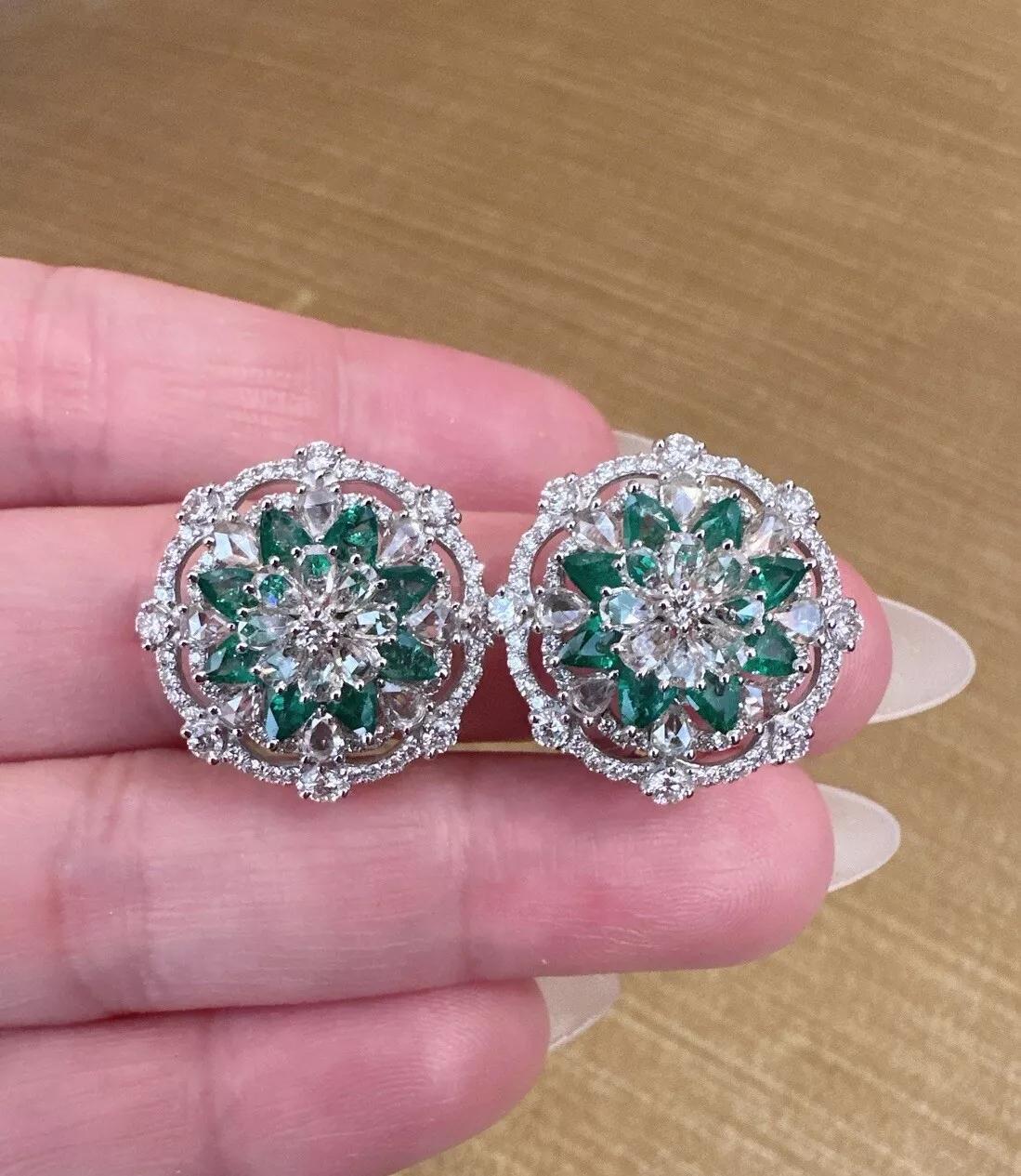 Taille poire Boucles d'oreilles bouton fleur en or blanc 18 carats, émeraudes et diamants en grappe en vente