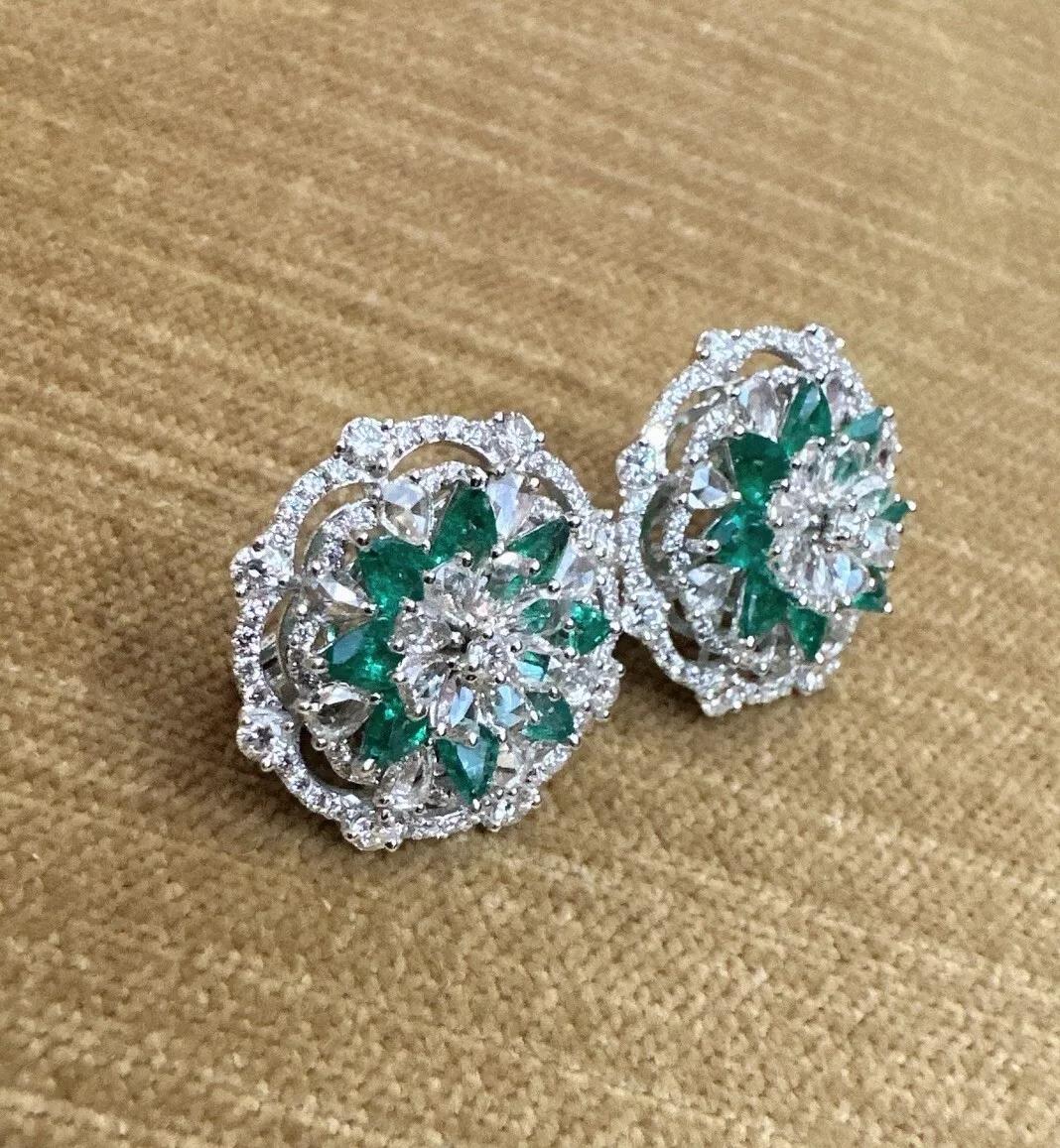 Boucles d'oreilles bouton fleur en or blanc 18 carats, émeraudes et diamants en grappe Excellent état - En vente à La Jolla, CA