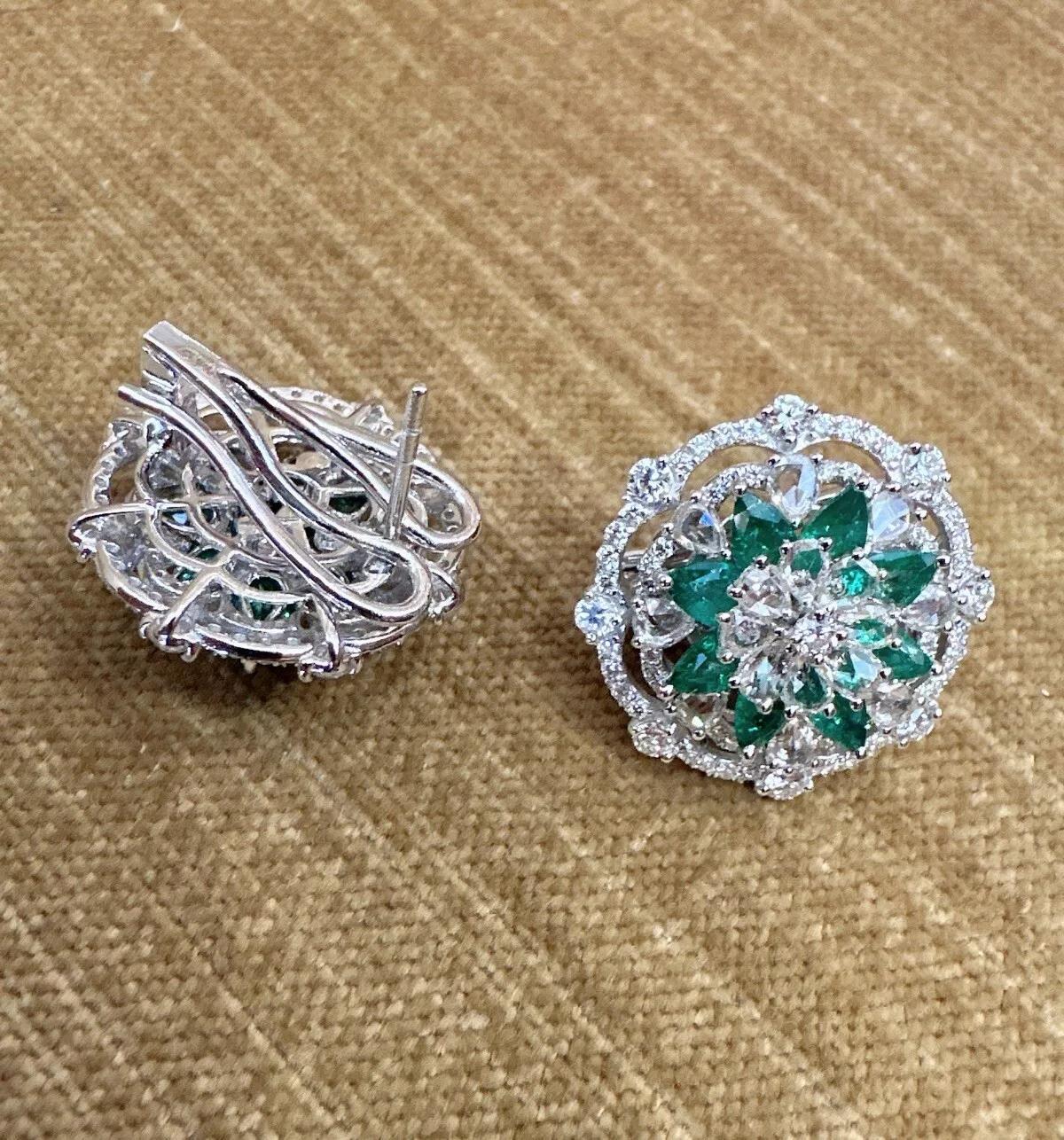 Boucles d'oreilles bouton fleur en or blanc 18 carats, émeraudes et diamants en grappe Pour femmes en vente