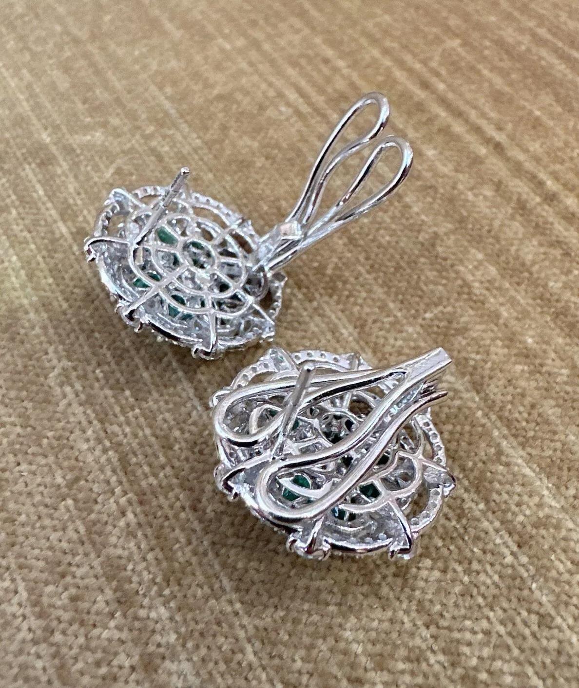 Boucles d'oreilles bouton fleur en or blanc 18 carats, émeraudes et diamants en grappe en vente 1