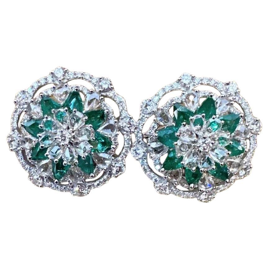 Boucles d'oreilles bouton fleur en or blanc 18 carats, émeraudes et diamants en grappe