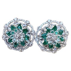 Smaragd- und Diamant-Cluster-Blumen-Cluster-Ohrringe aus 18 Karat Weißgold mit Knopfleiste
