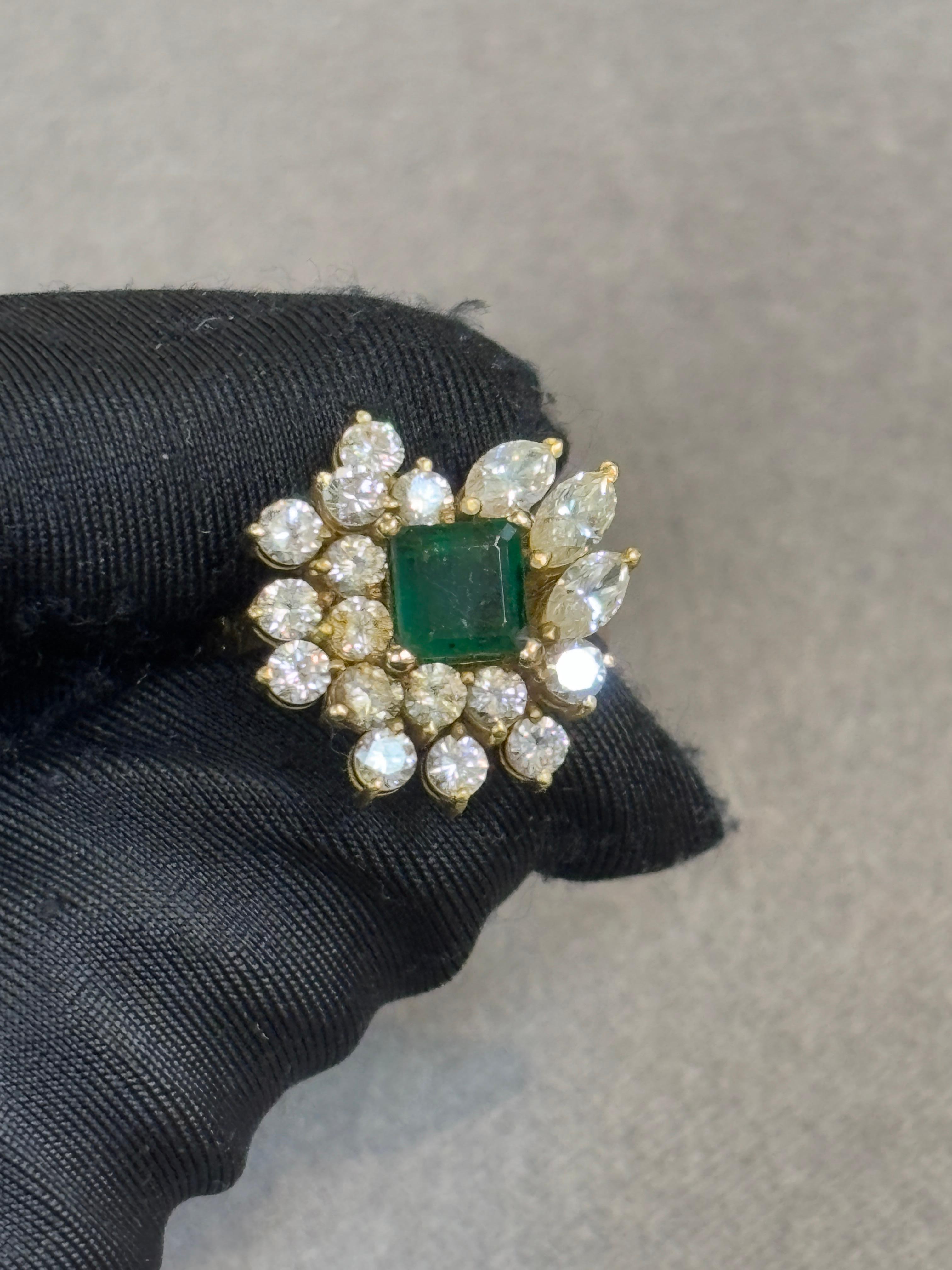 Smaragd- und Diamant-Cluster-Ring (Gemischter Schliff) im Angebot