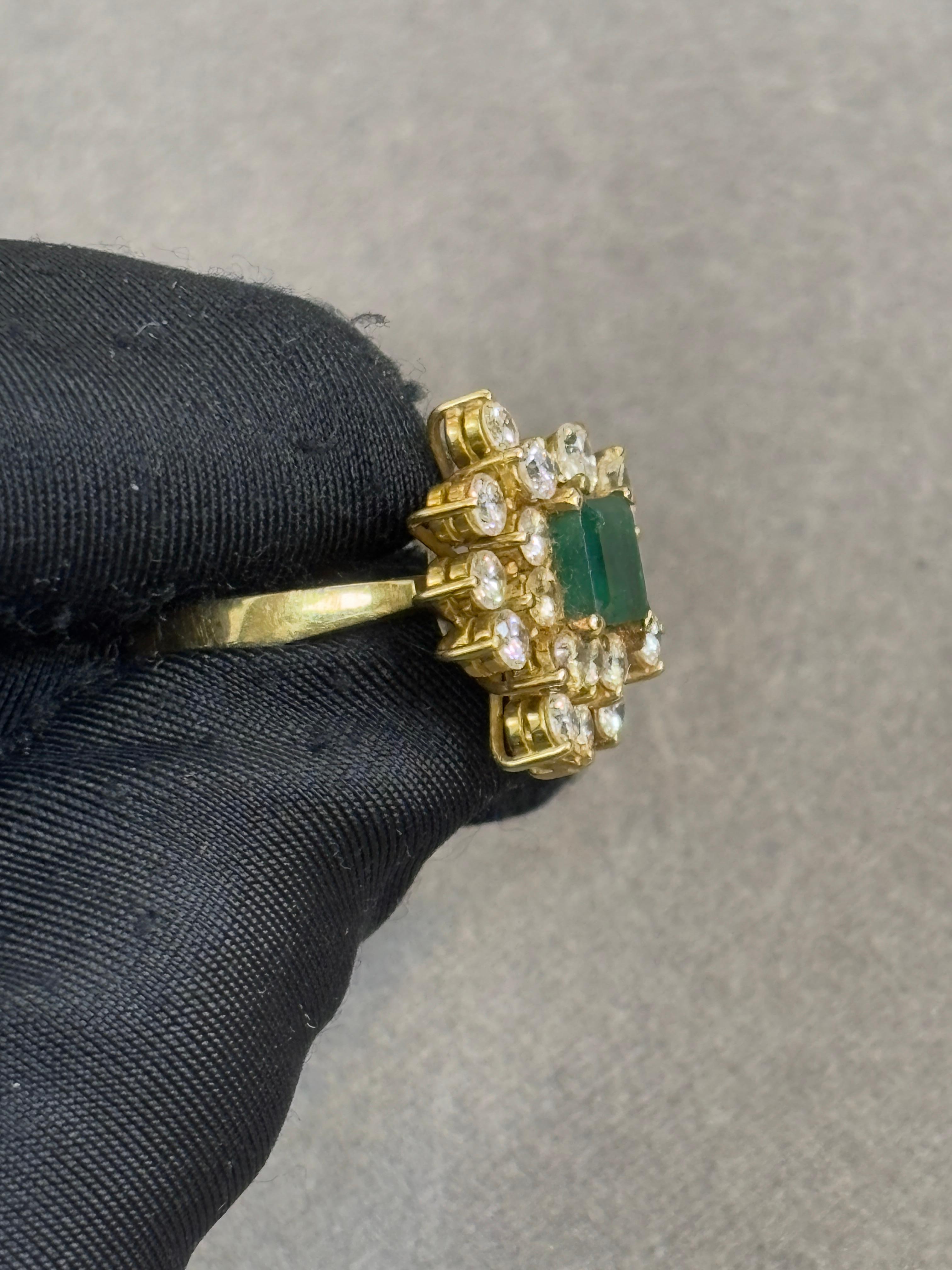 Smaragd- und Diamant-Cluster-Ring im Zustand „Hervorragend“ im Angebot in New York, NY