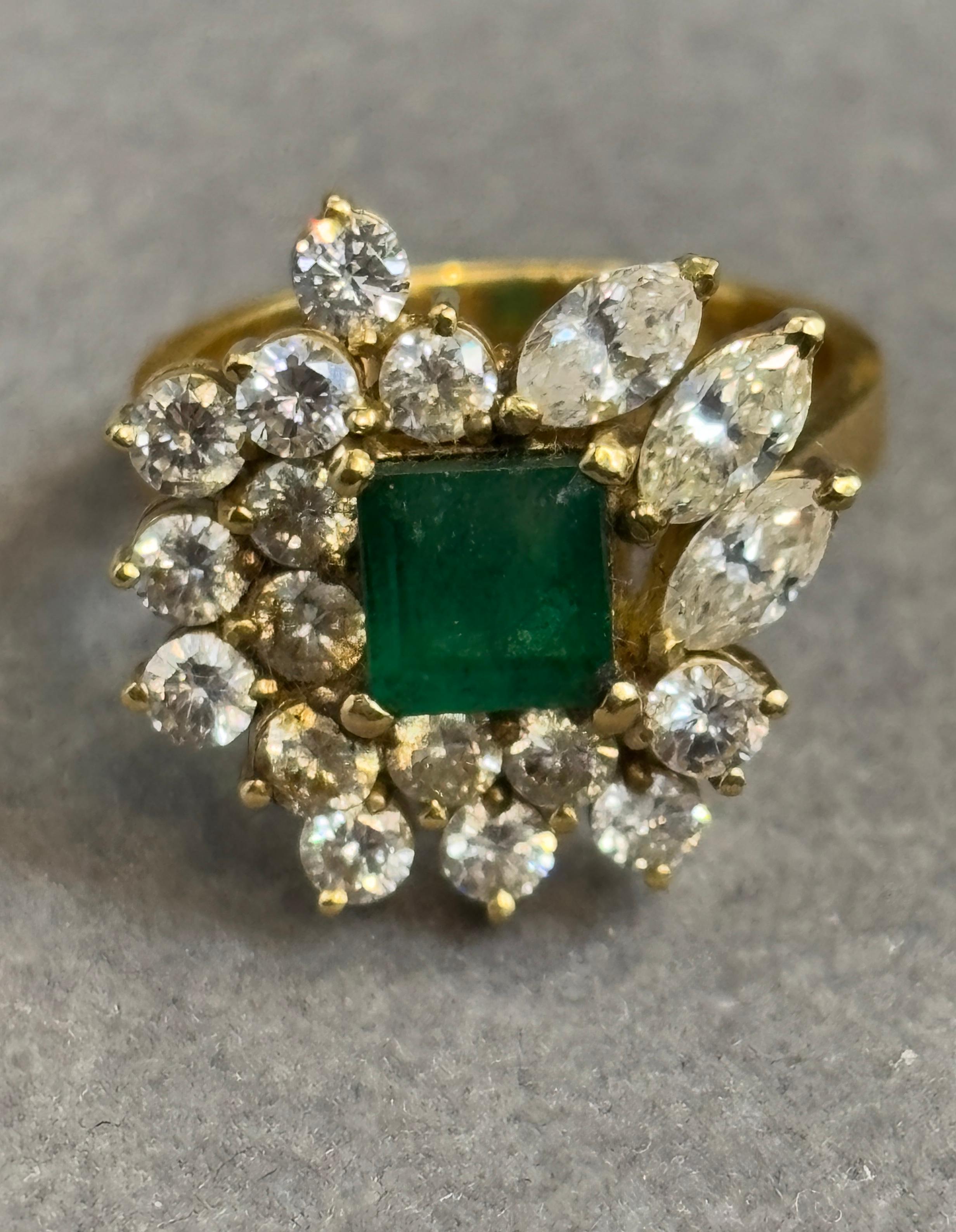 Smaragd- und Diamant-Cluster-Ring Damen im Angebot