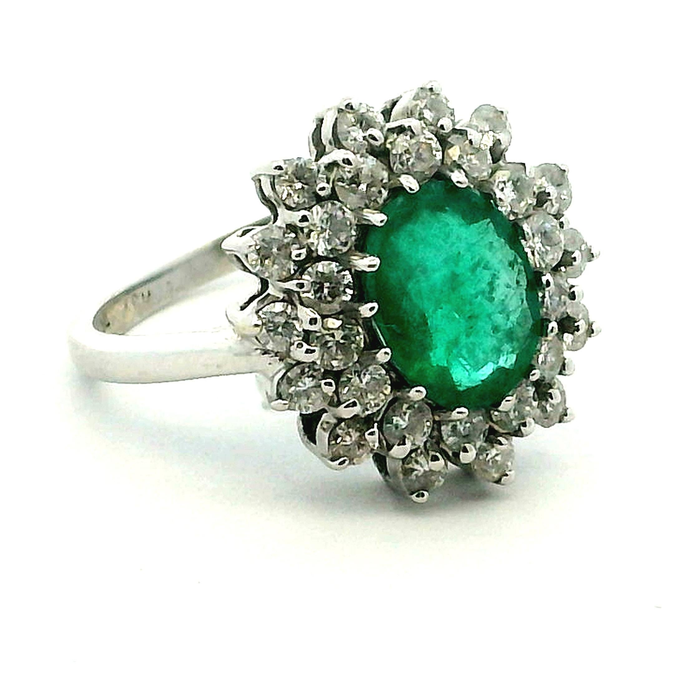 Anello con smeraldo e diamante a grappolo in oro bianco 14K (KCM), 1,25ct smeraldo in vendita 4