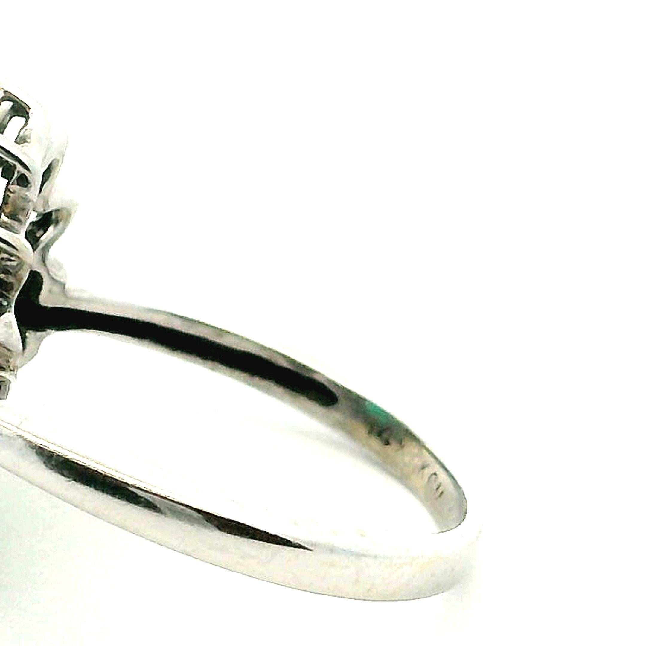 Anello con smeraldo e diamante a grappolo in oro bianco 14K (KCM), 1,25ct smeraldo in vendita 5