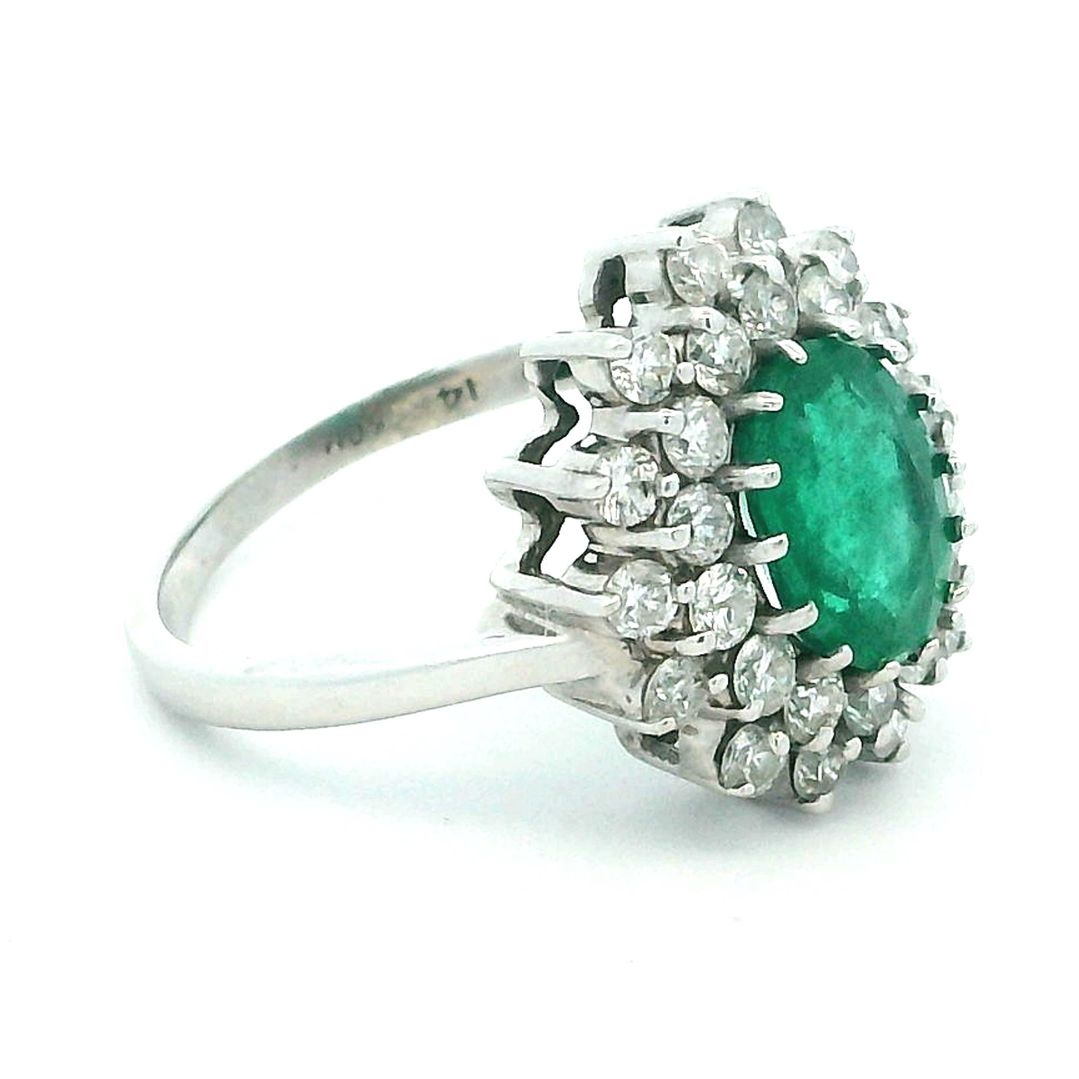 Contemporaneo Anello con smeraldo e diamante a grappolo in oro bianco 14K (KCM), 1,25ct smeraldo in vendita