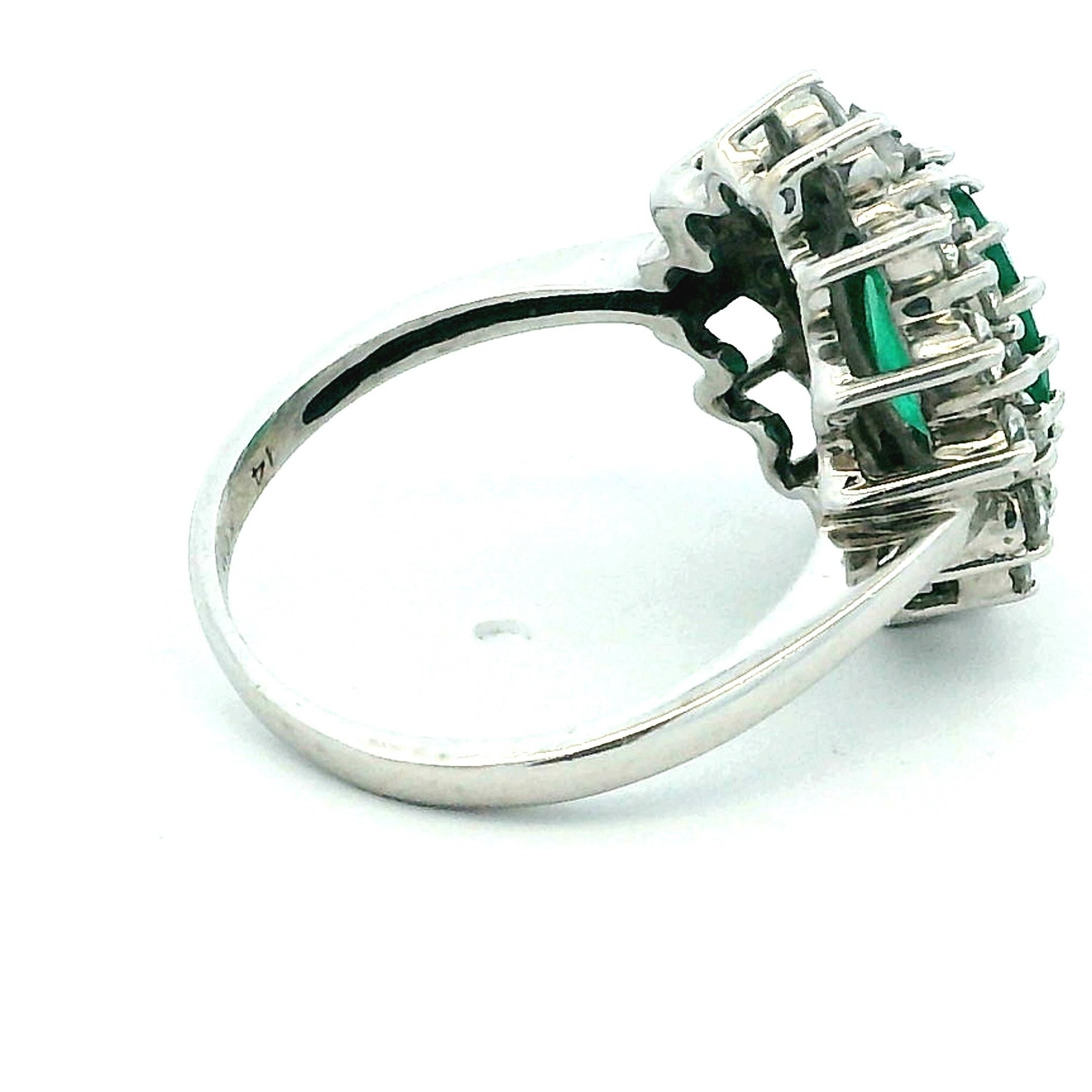 Taglio misto Anello con smeraldo e diamante a grappolo in oro bianco 14K (KCM), 1,25ct smeraldo in vendita