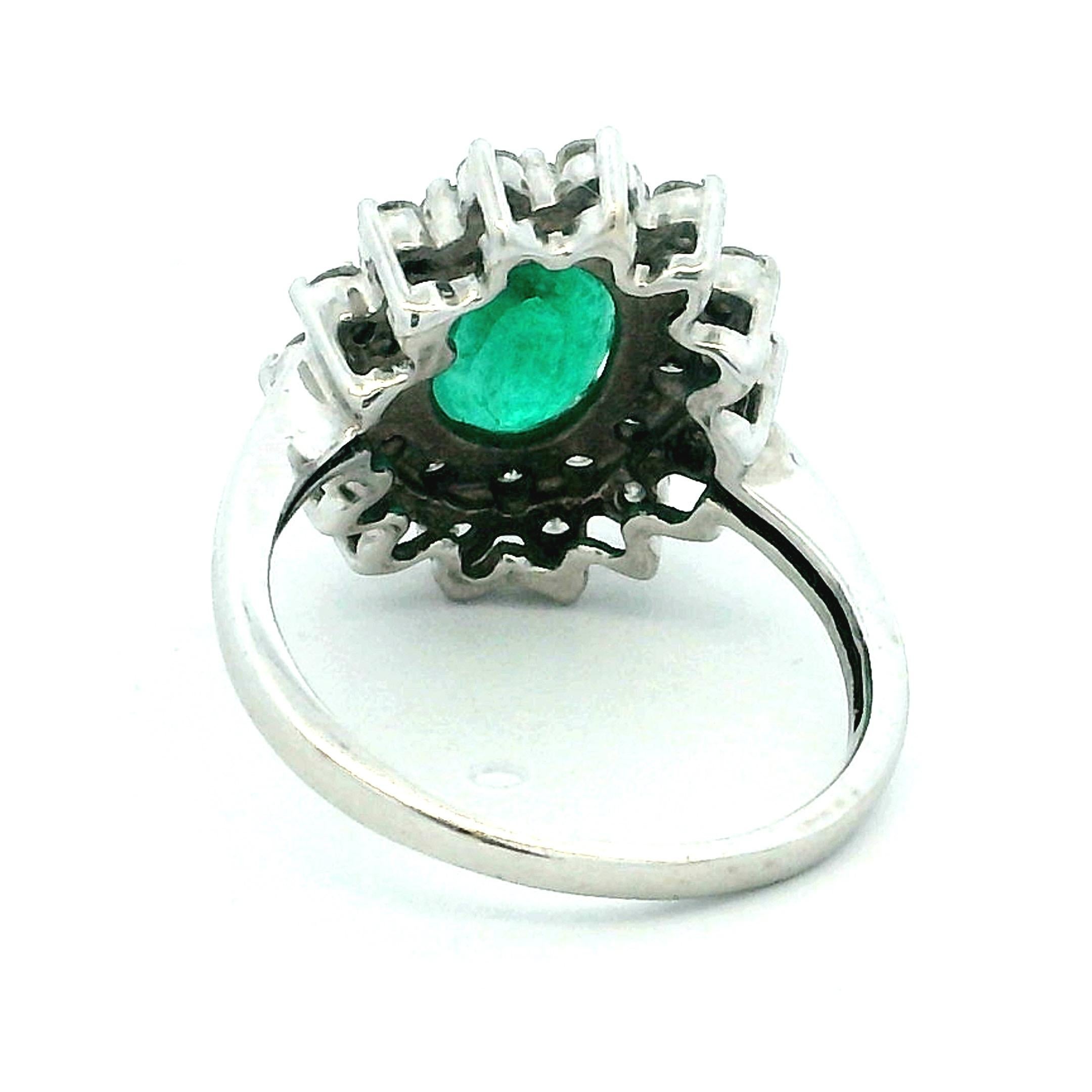 Anello con smeraldo e diamante a grappolo in oro bianco 14K (KCM), 1,25ct smeraldo In condizioni ottime in vendita a Miami, FL