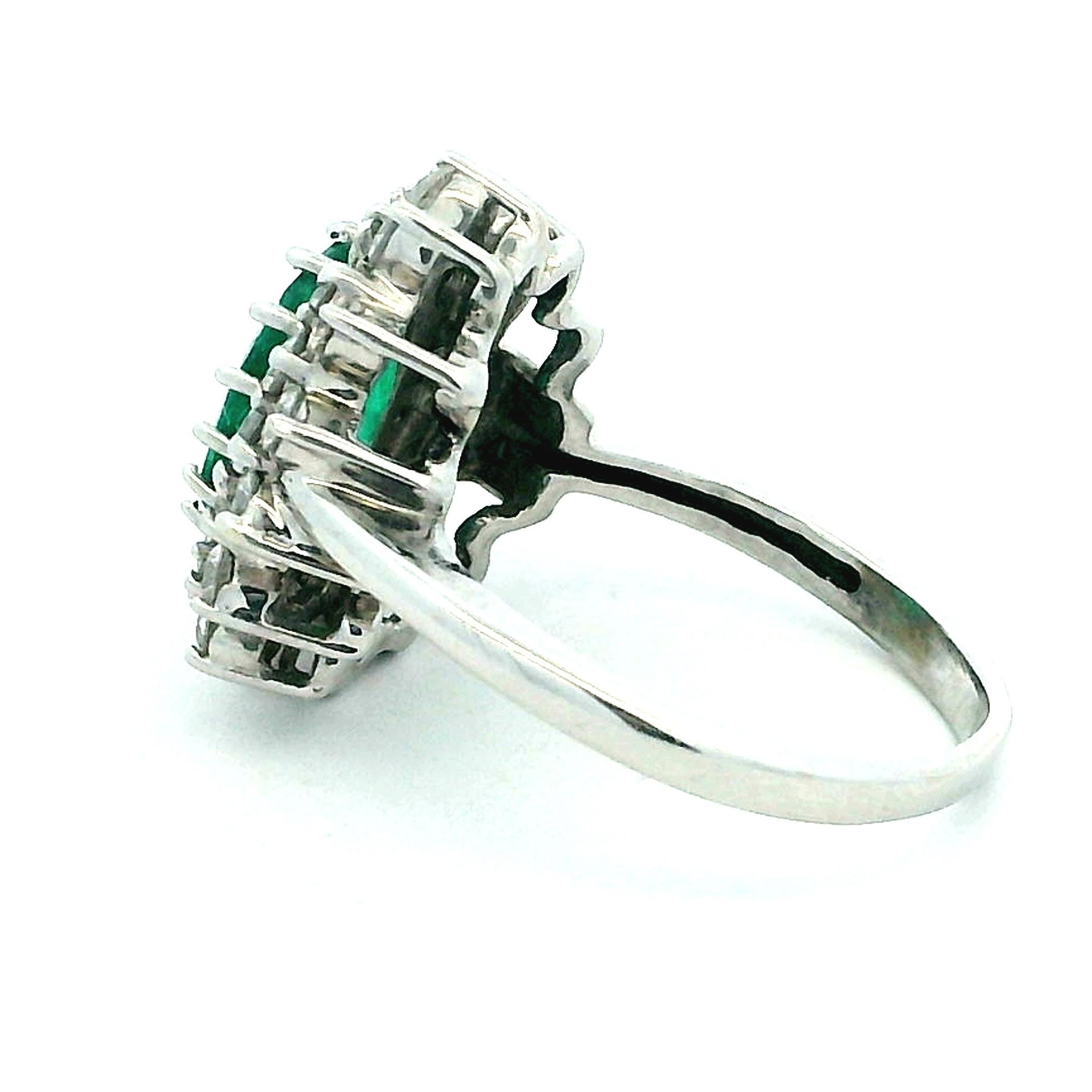 Donna Anello con smeraldo e diamante a grappolo in oro bianco 14K (KCM), 1,25ct smeraldo in vendita