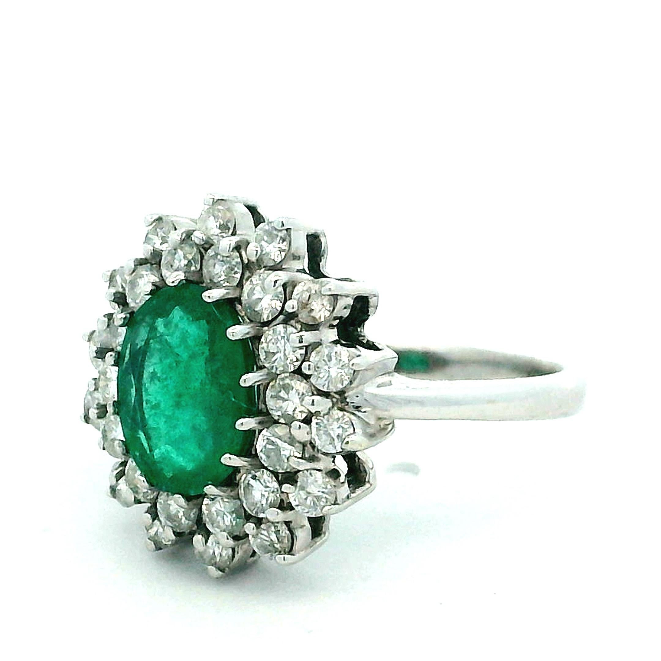 Anello con smeraldo e diamante a grappolo in oro bianco 14K (KCM), 1,25ct smeraldo in vendita 1