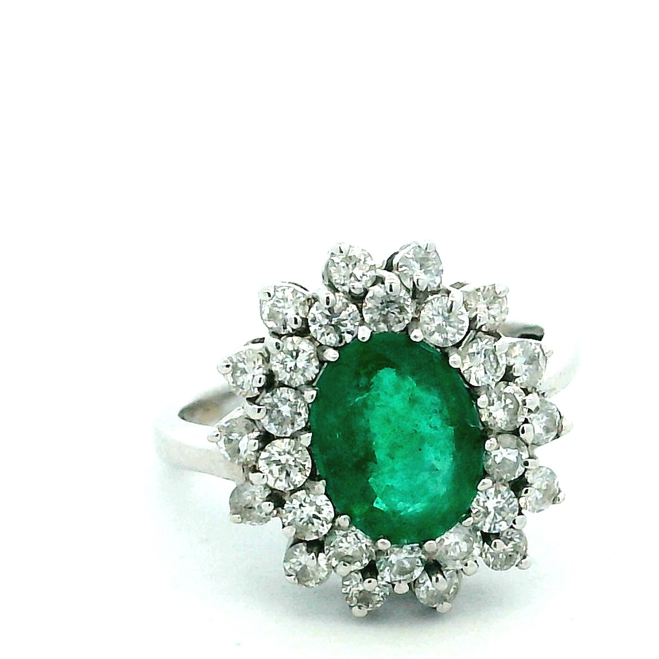 Anello con smeraldo e diamante a grappolo in oro bianco 14K (KCM), 1,25ct smeraldo in vendita 2