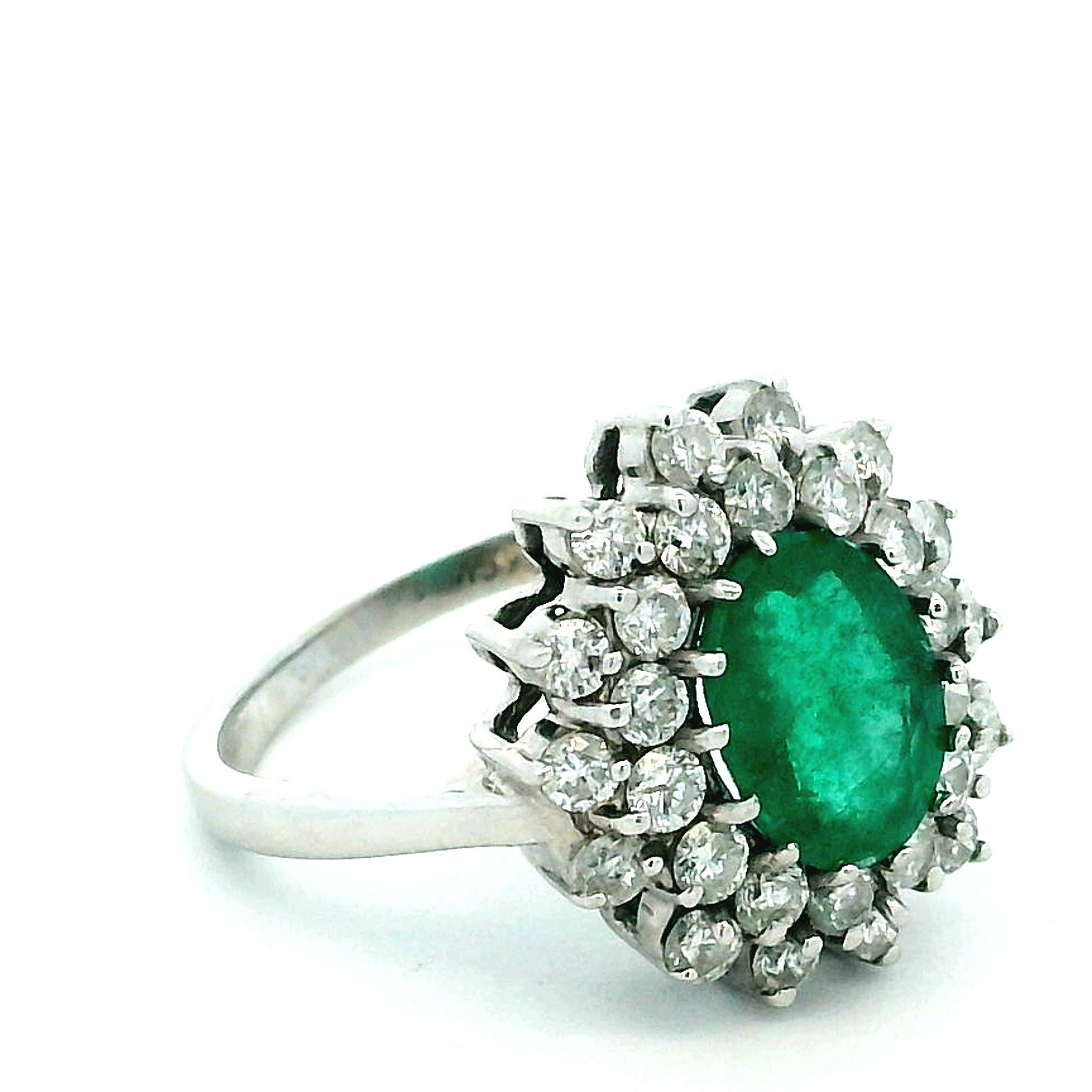 Anello con smeraldo e diamante a grappolo in oro bianco 14K (KCM), 1,25ct smeraldo in vendita 3