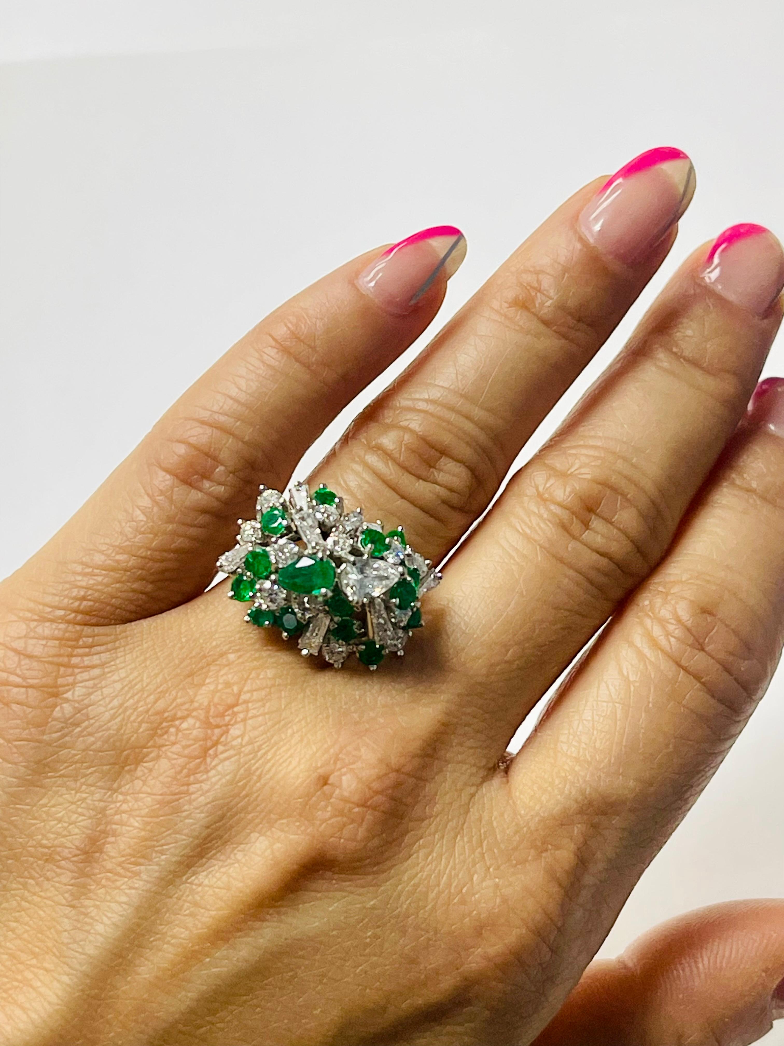 Smaragd- und Diamant-Cluster-Ring aus 18 Karat Weißgold. im Angebot 6