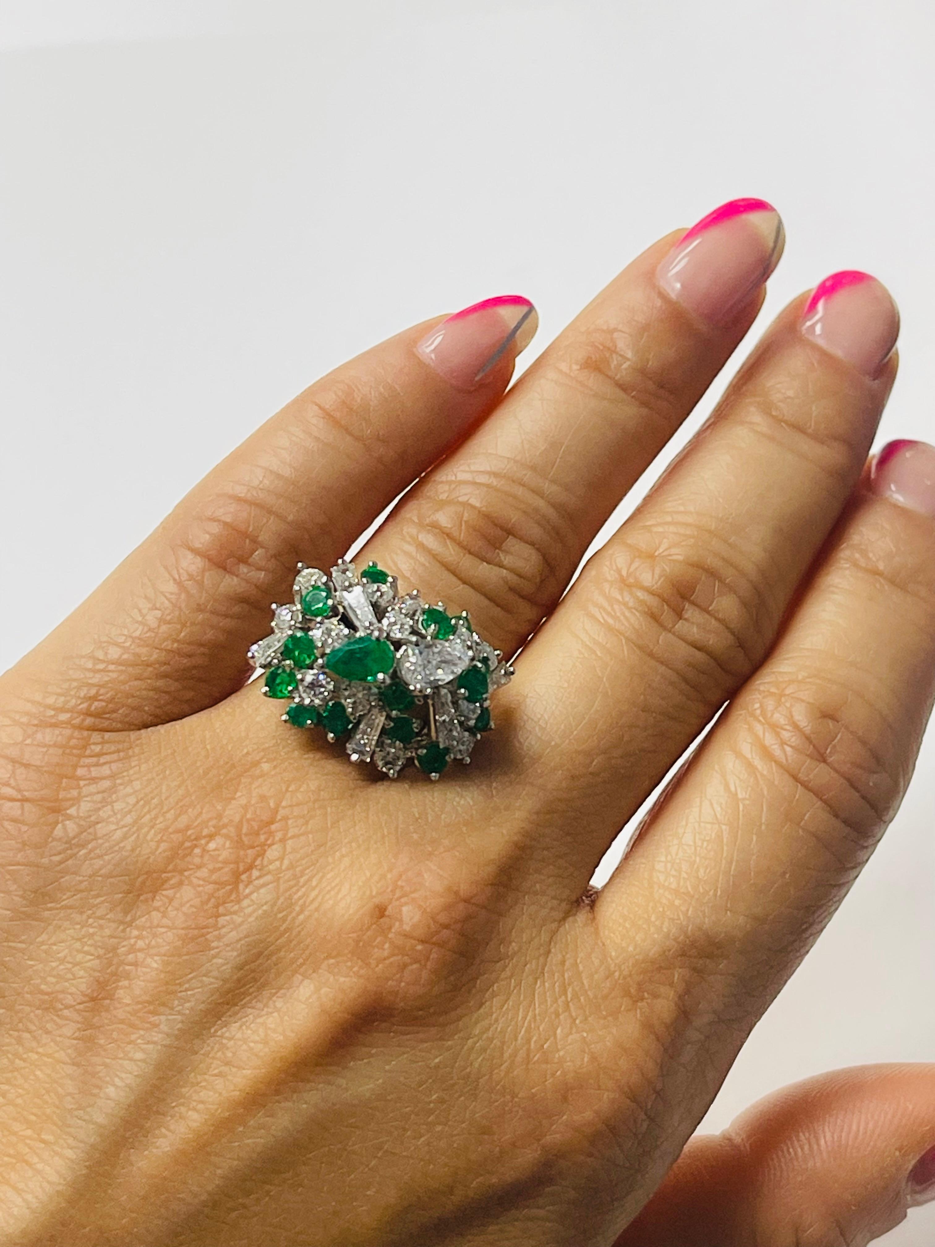 Smaragd- und Diamant-Cluster-Ring aus 18 Karat Weißgold. im Angebot 7