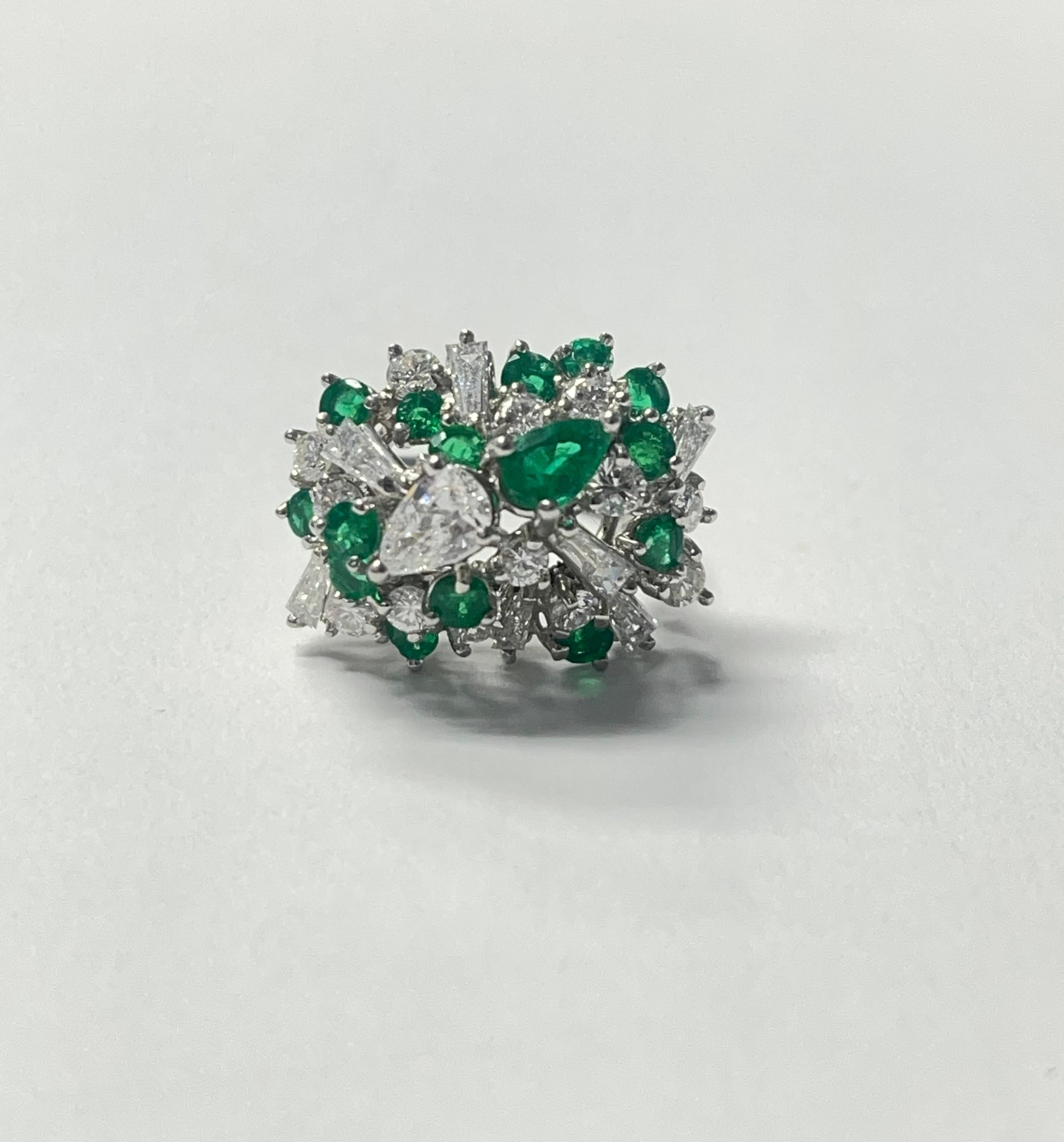 Emerald and Diamond Cluster Ring in 18k White Gold.  In Excellent Condition For Sale In New York, NY