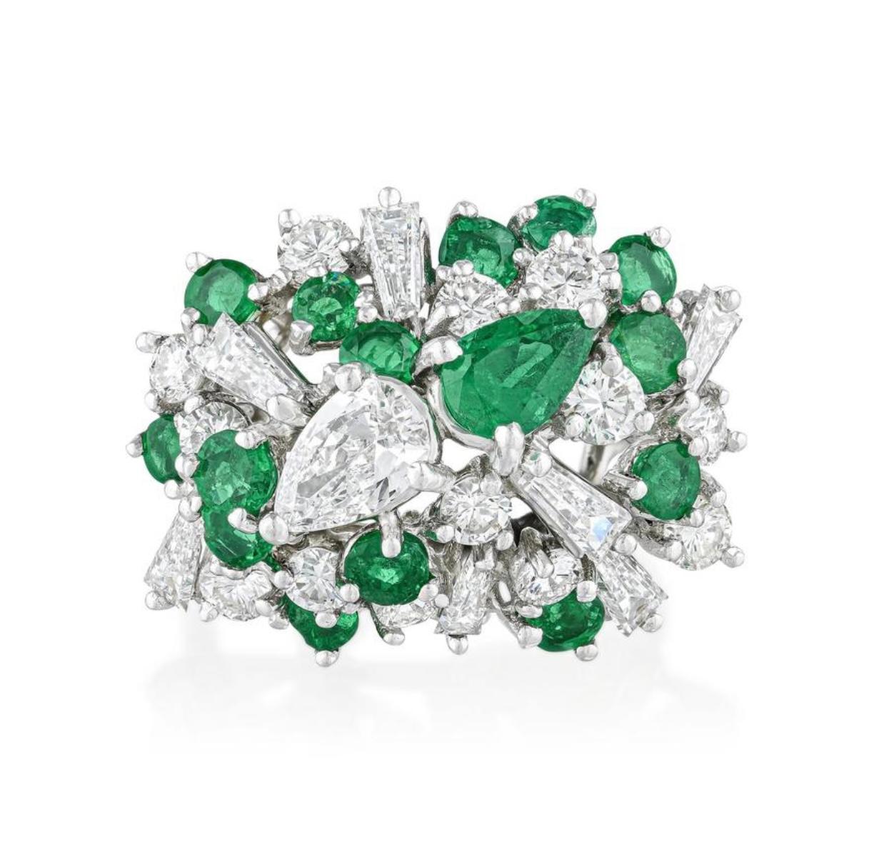 Ring aus Platin mit Smaragd- und Diamantcluster. 

Die Einzelheiten sind wie folgt: 

Gewicht des Diamanten : 1,90 Karat 
Gewicht Smaragd : 1,50 Karat 

Metall : 18 K. Weißgold 
Ringgröße : 4 1/2 
Abmessungen: 3/45x1/2Zoll, Höhe 5/8Zoll
Gewicht: