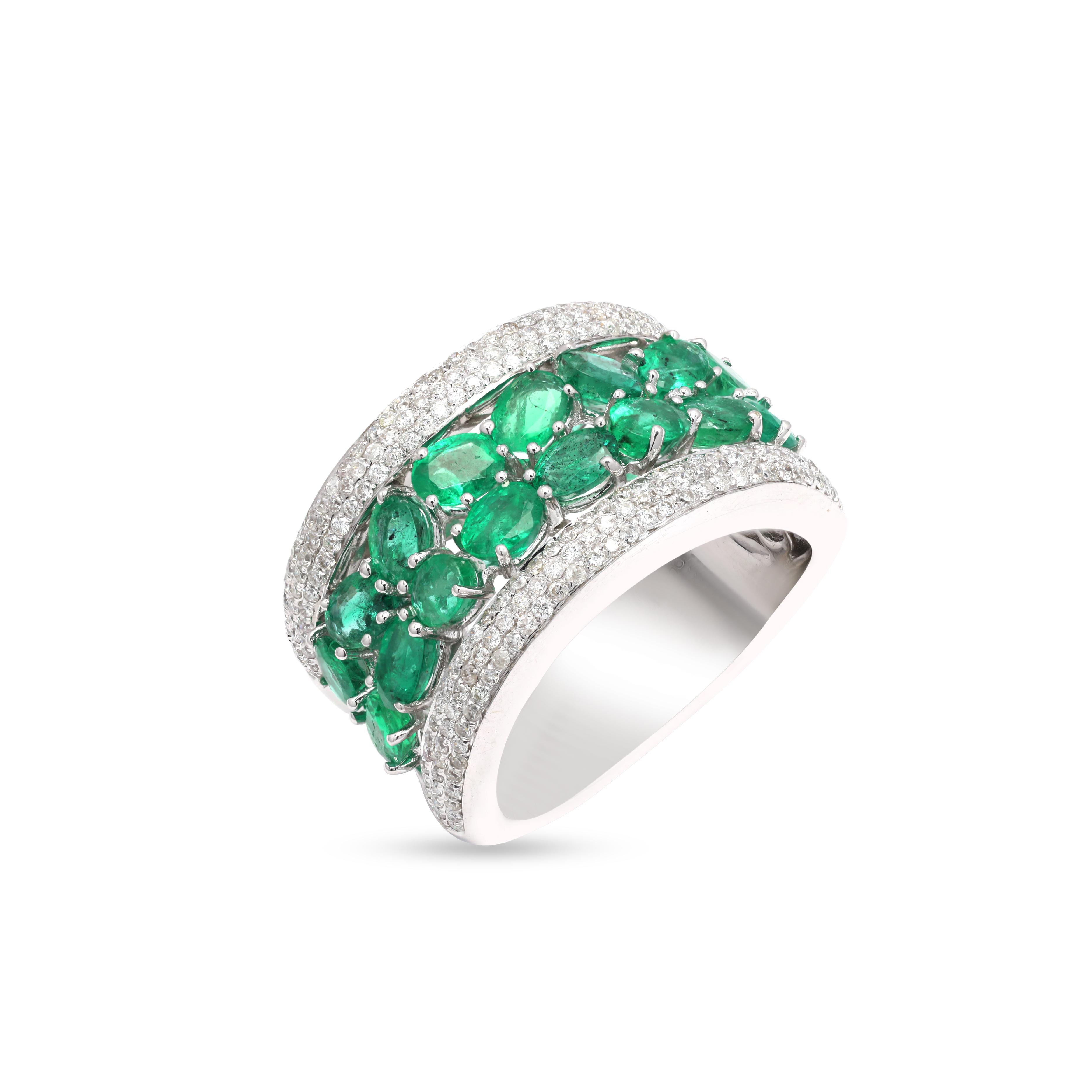 For Sale:  Stylish Emerald Wedding Band Ring with Diamond Solid 18k White Gold Ring  3
