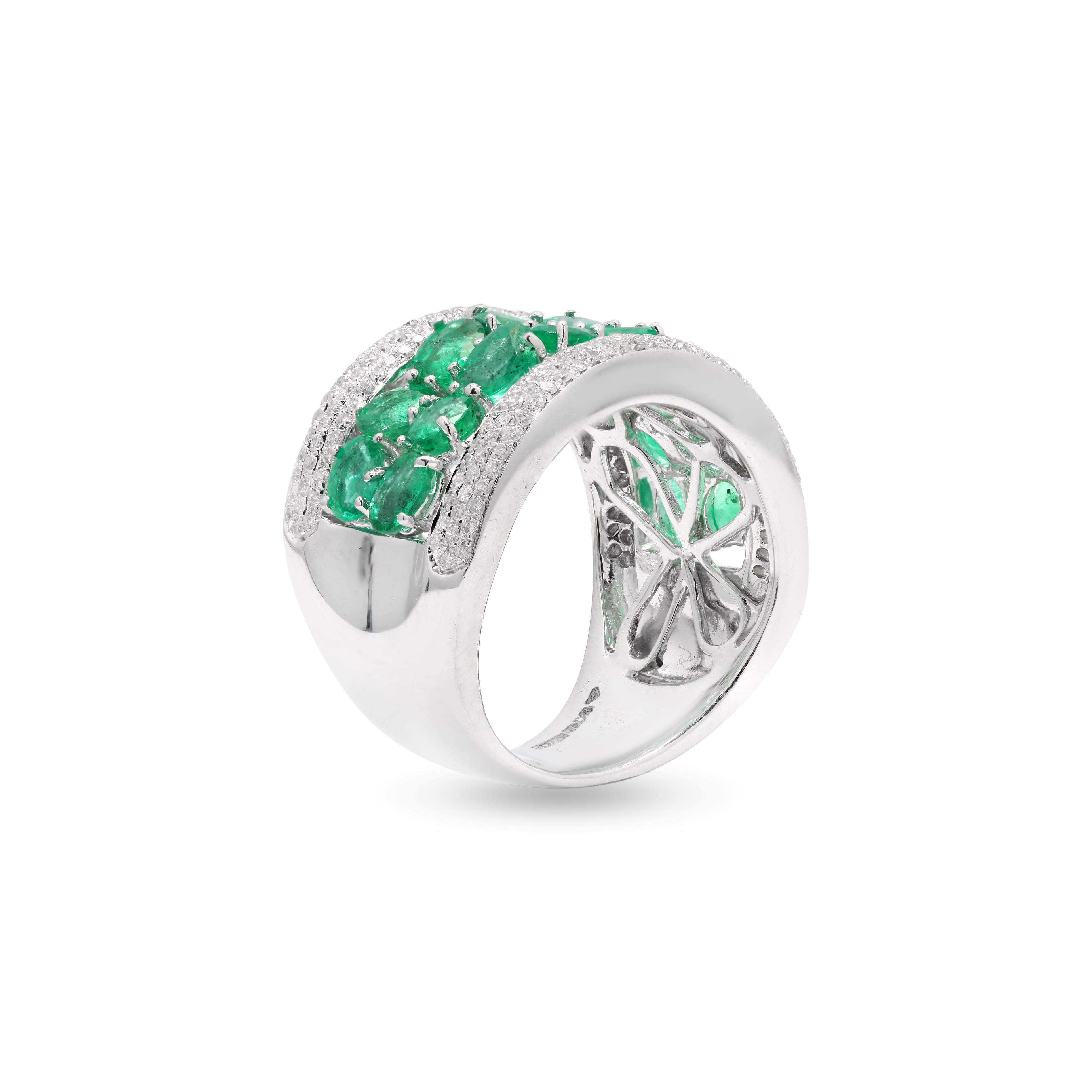 For Sale:  Stylish Emerald Wedding Band Ring with Diamond Solid 18k White Gold Ring  5