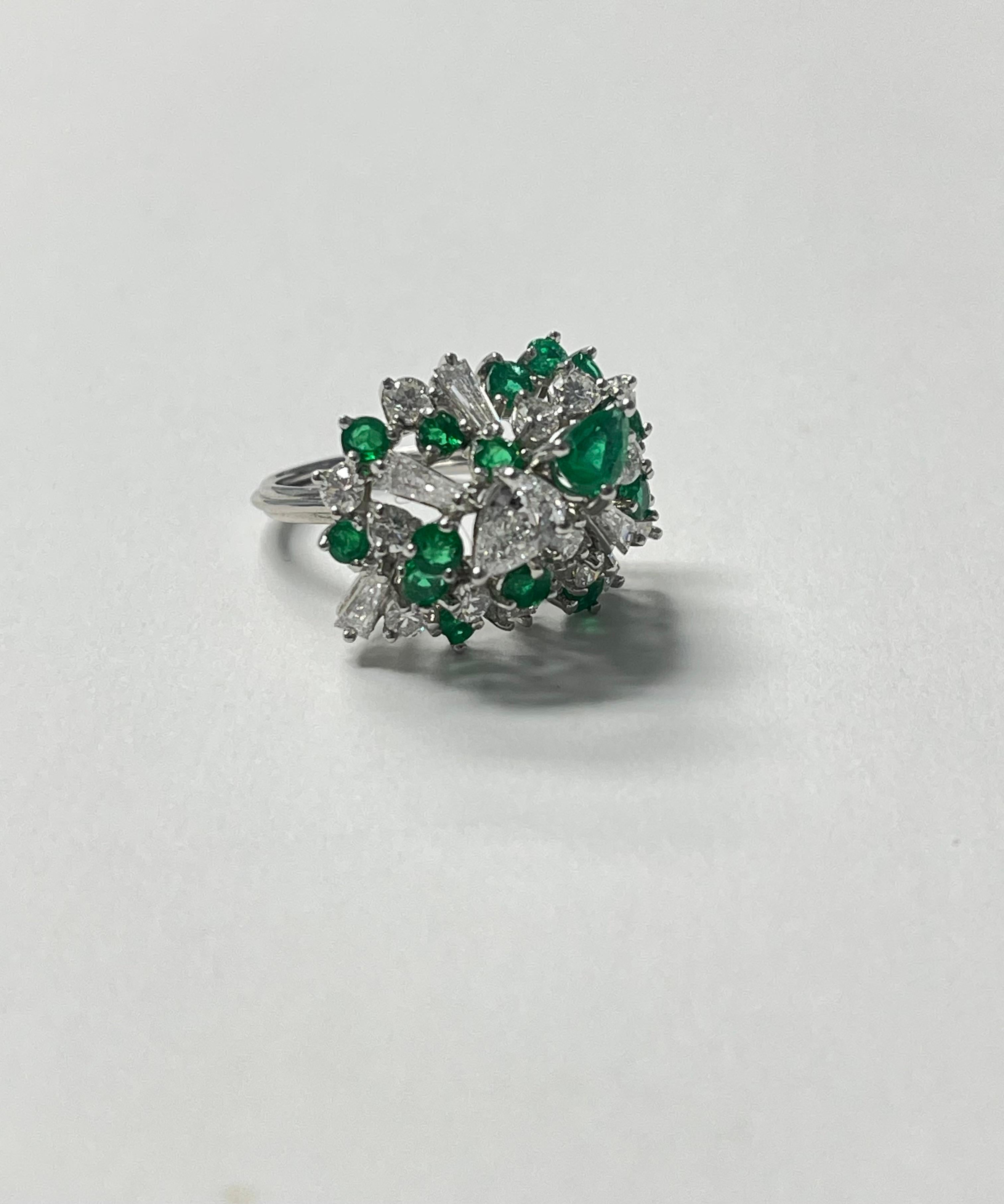Emerald and Diamond Cluster Ring in 18k White Gold.  For Sale 3