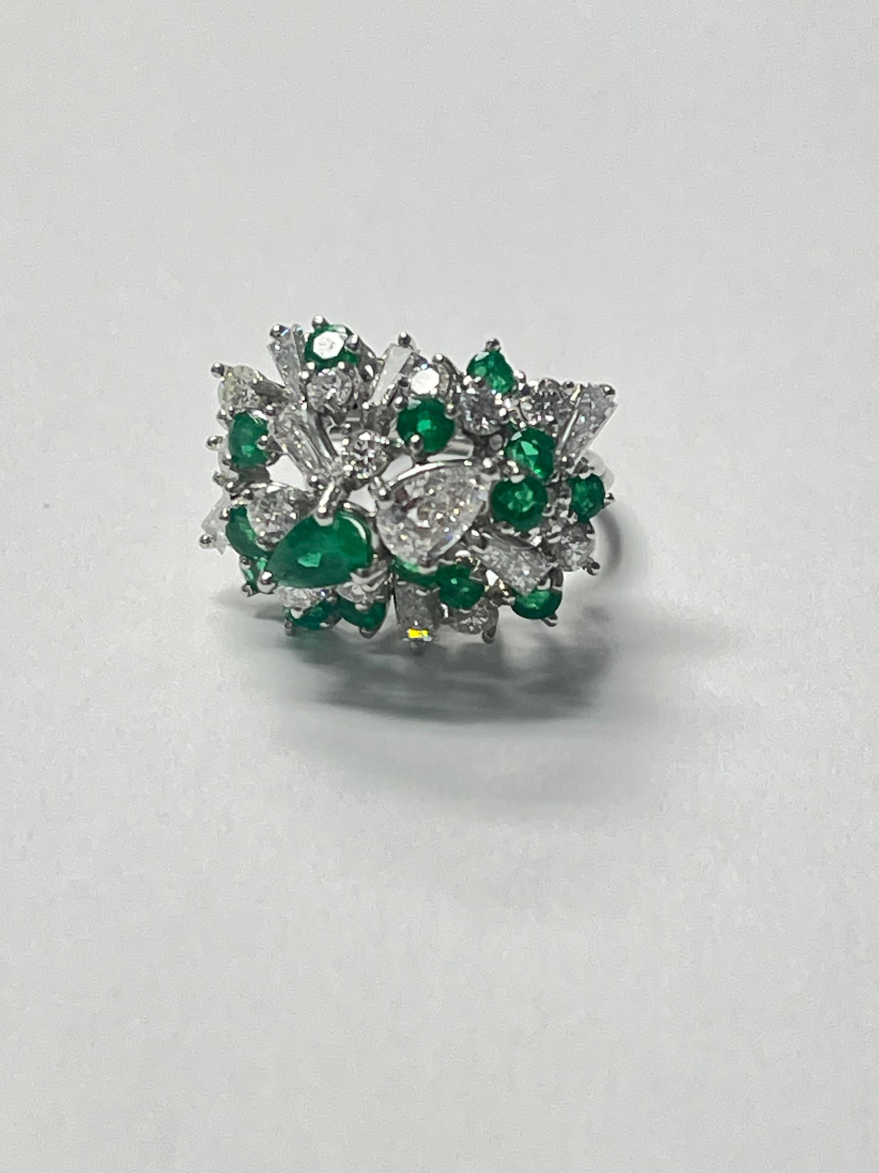 Smaragd- und Diamant-Cluster-Ring aus 18 Karat Weißgold. im Angebot 1