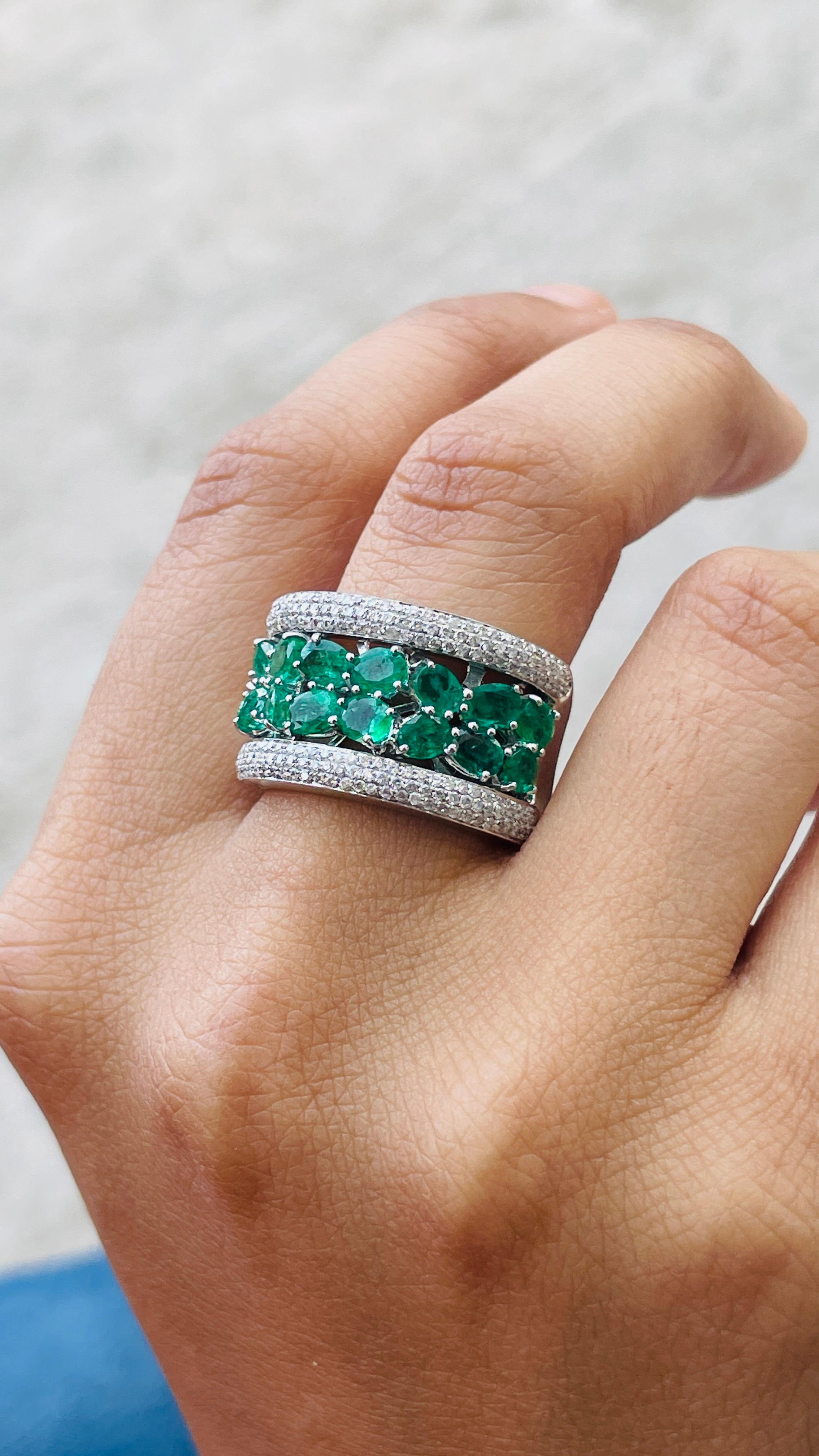 For Sale:  Stylish Emerald Wedding Band Ring with Diamond Solid 18k White Gold Ring  7