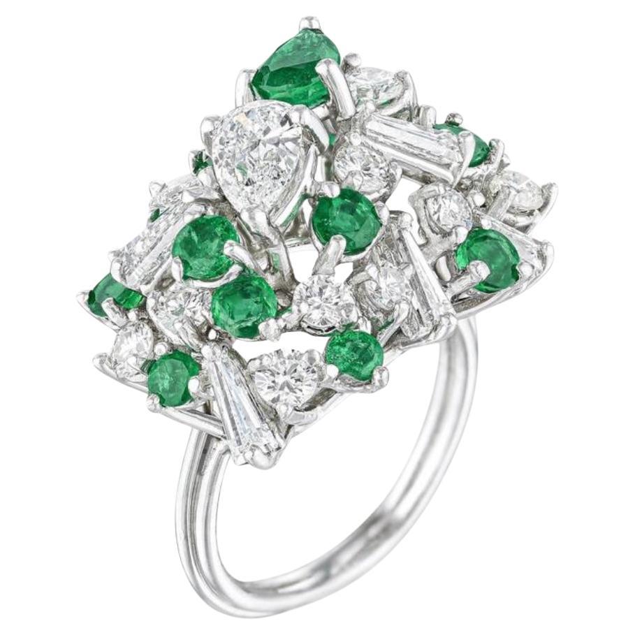 Emerald and Diamond Cluster Ring in 18k White Gold.  For Sale