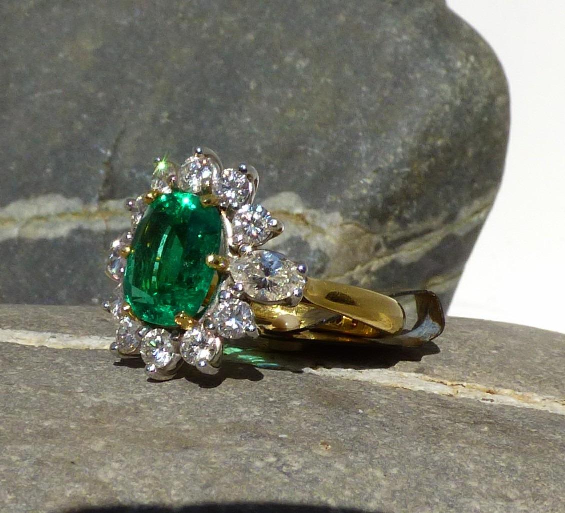 Emerald 2.58ct. and Diamond Cluster Ring in 18K Yellow and White Gold In New Condition For Sale In Dublin, IE
