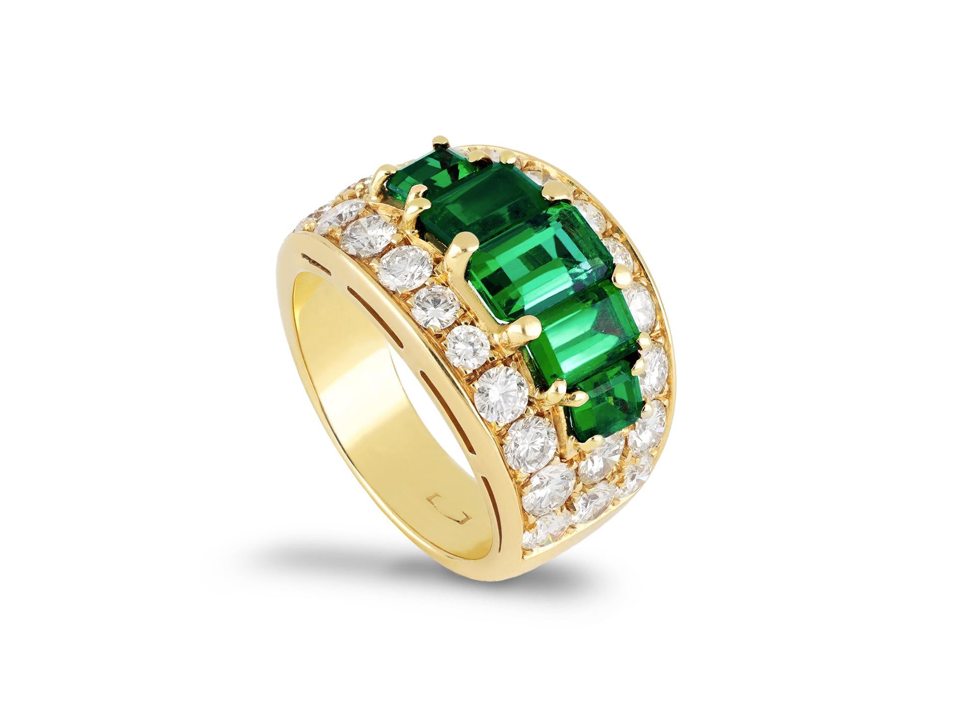 Ring mit Smaragd- und Diamantcluster. Horizontal mit fünf achteckigen kolumbianischen Smaragden im Smaragdschliff mit geringfügiger Klarheitsverbesserung in offenen Krallenfassungen mit einem Gesamtgewicht von ca. 1,90 Karat besetzt, verziert mit