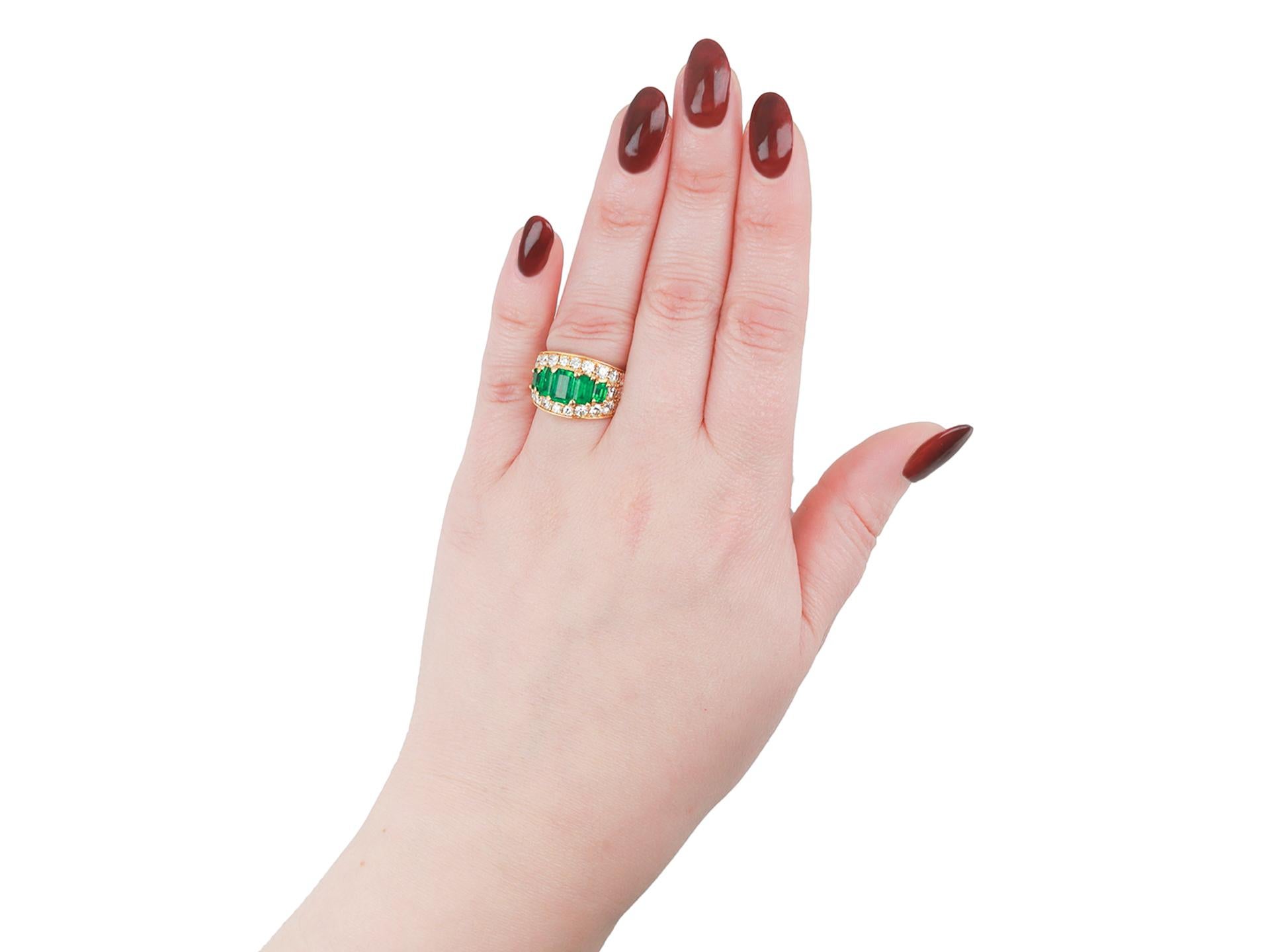 Ring mit Smaragd und Diamanten, italienisch, um 1965. (Smaragdschliff) im Angebot