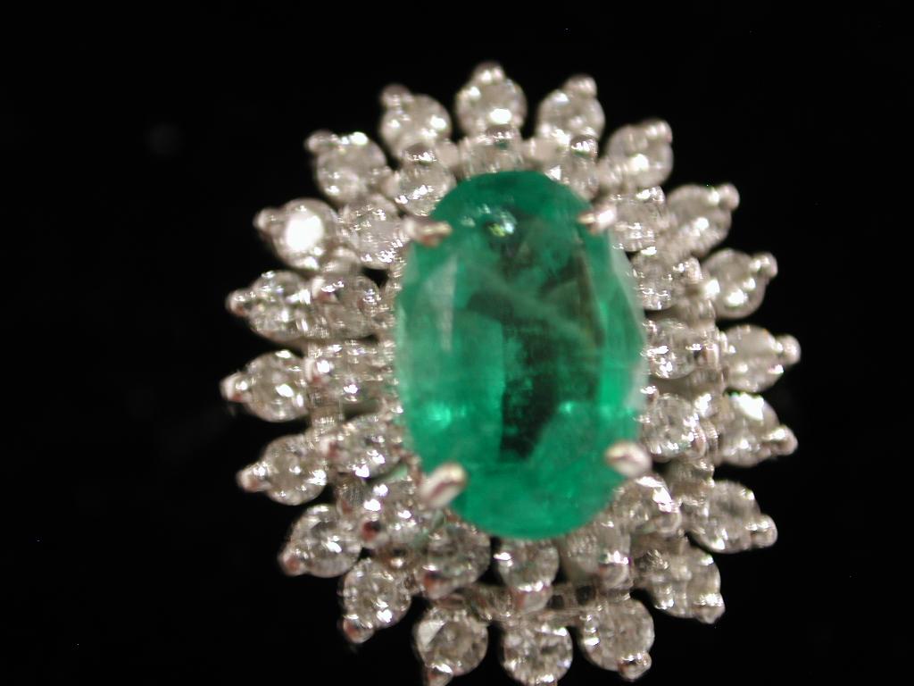 Bague en grappe d'émeraudes et de diamants montée sur or 18 carats, Londres, 1979 en vente 1
