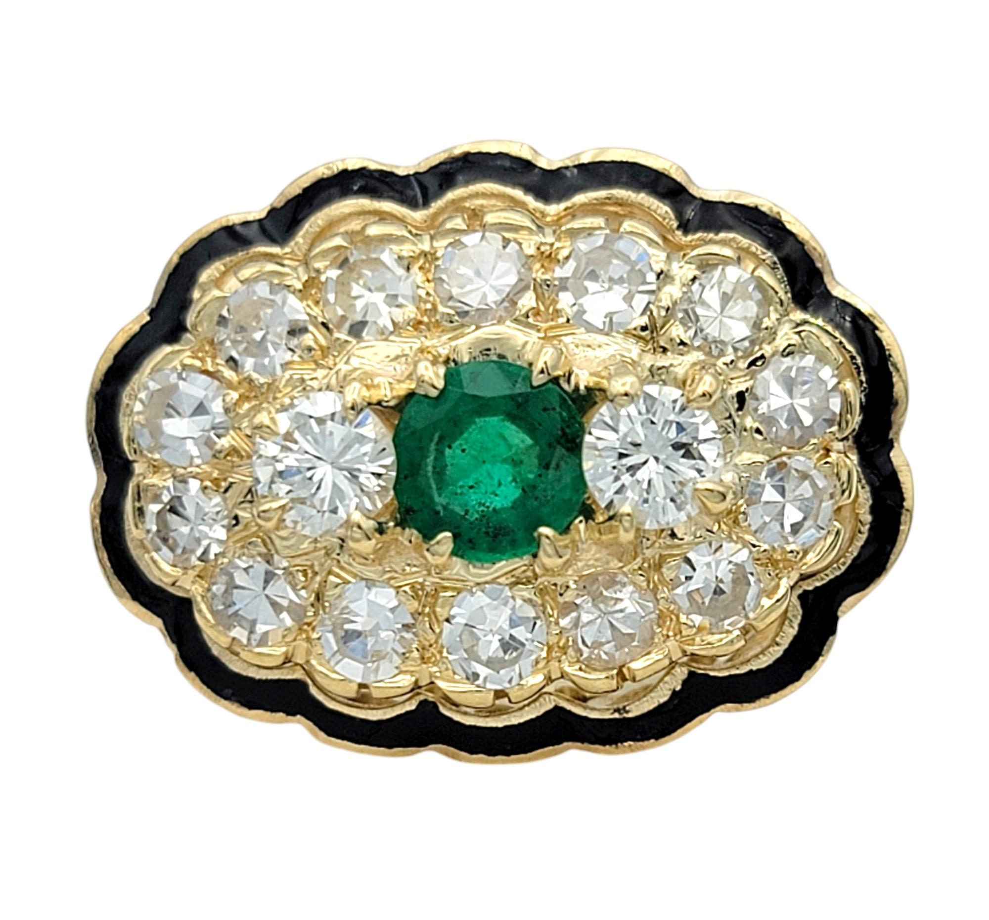 Ring Größe: 6.5

Dieser fesselnde Cocktailring ist ein unvergleichlicher Luxus, der Eleganz und Kunstfertigkeit ausstrahlt und ein gewagtes Statement darstellt. In seinem Herzen strahlt ein runder Smaragd mit üppigem, grünem Glanz und symbolisiert