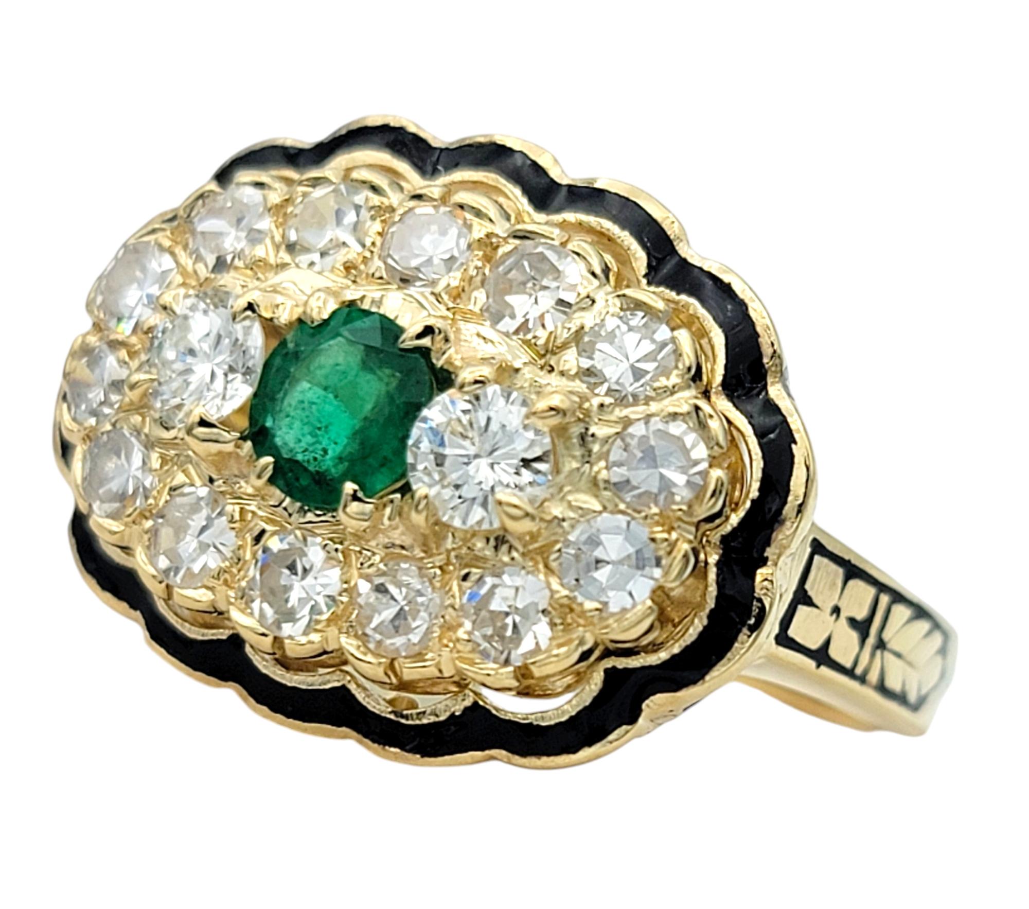 Smaragd- und Diamant-Cluster-Ring mit schwarzer Emaille-Details aus 14 Karat Gold (Zeitgenössisch) im Angebot