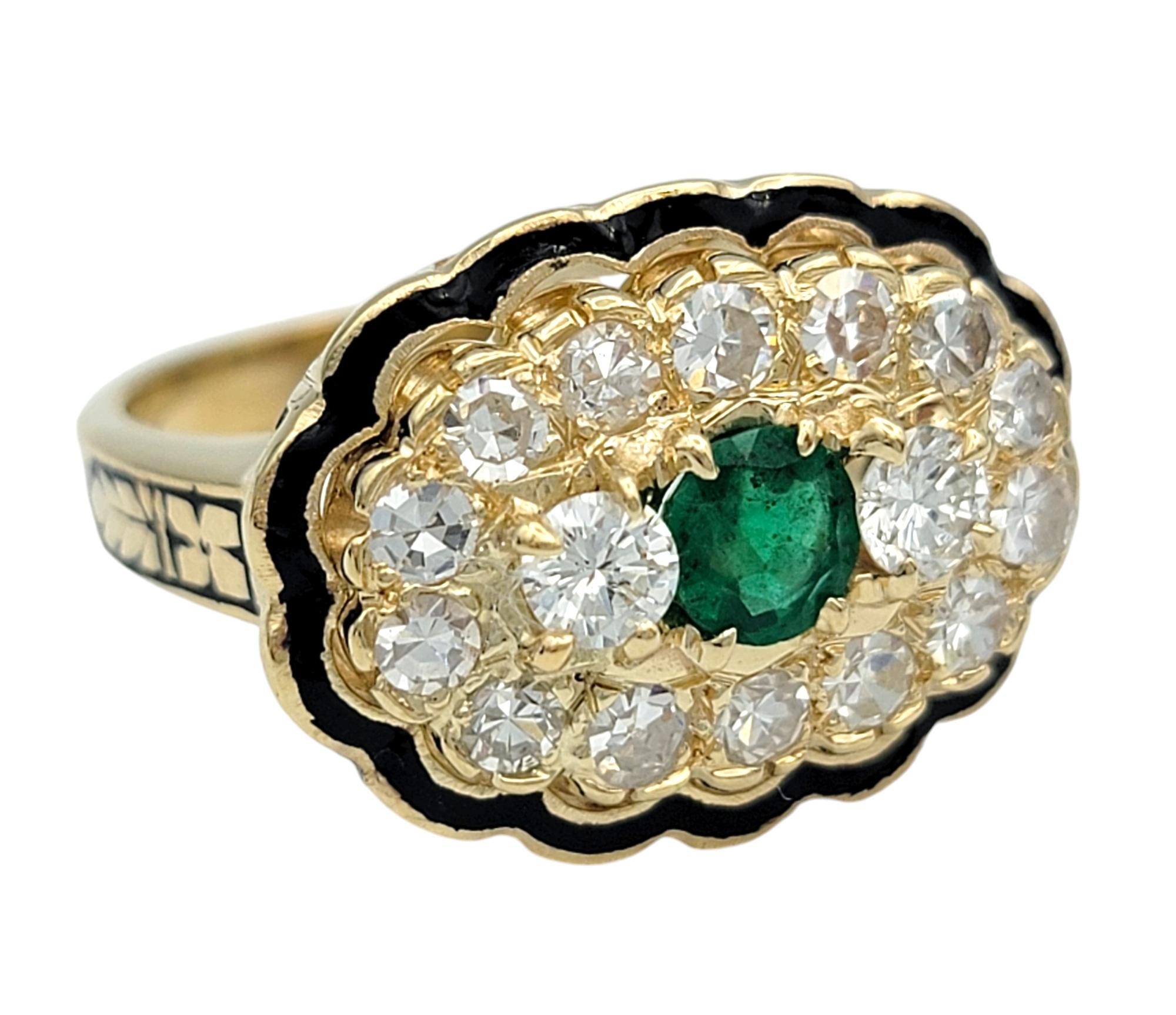 Smaragd- und Diamant-Cluster-Ring mit schwarzer Emaille-Details aus 14 Karat Gold (Rundschliff) im Angebot