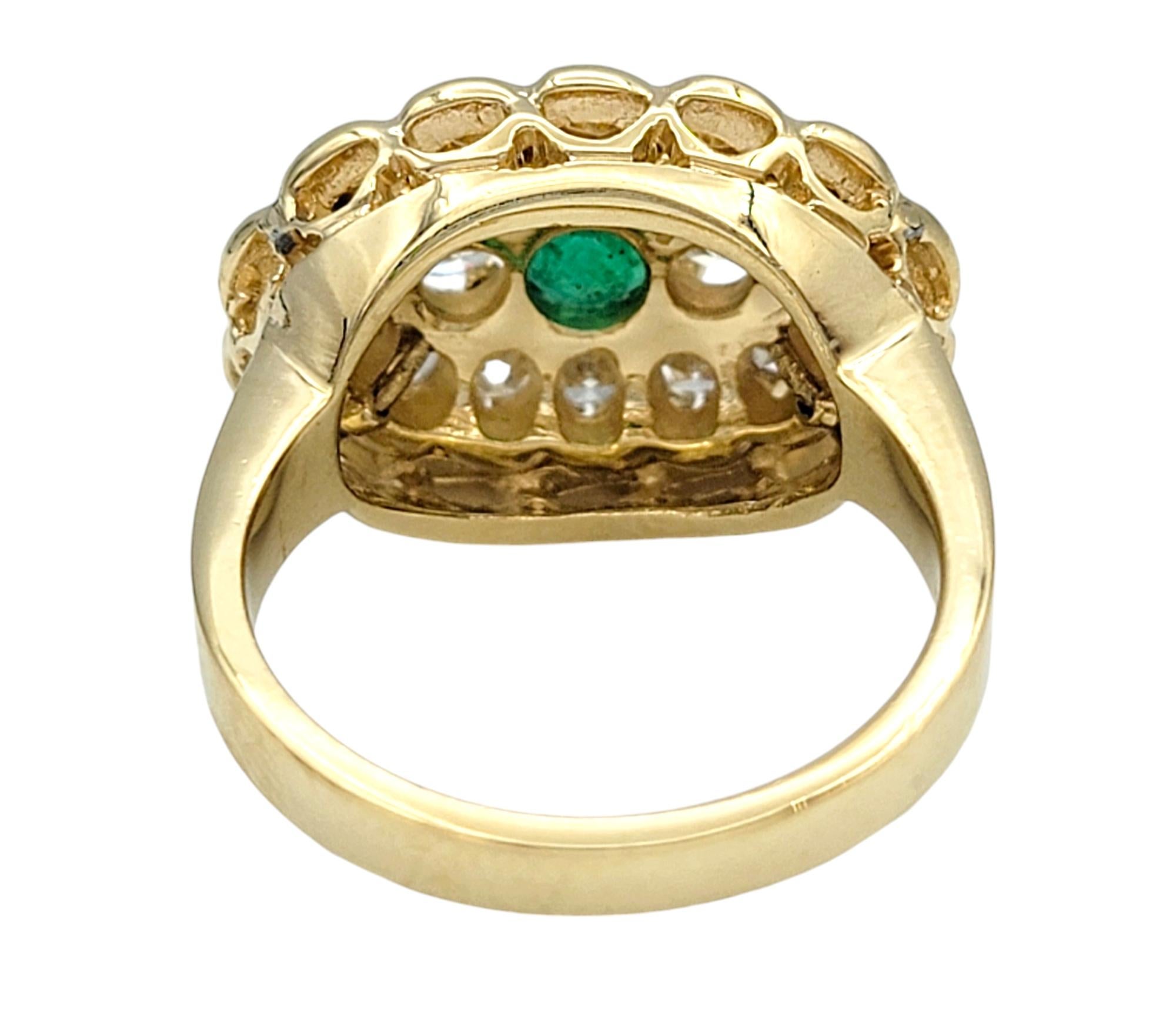 Smaragd- und Diamant-Cluster-Ring mit schwarzer Emaille-Details aus 14 Karat Gold im Angebot 1