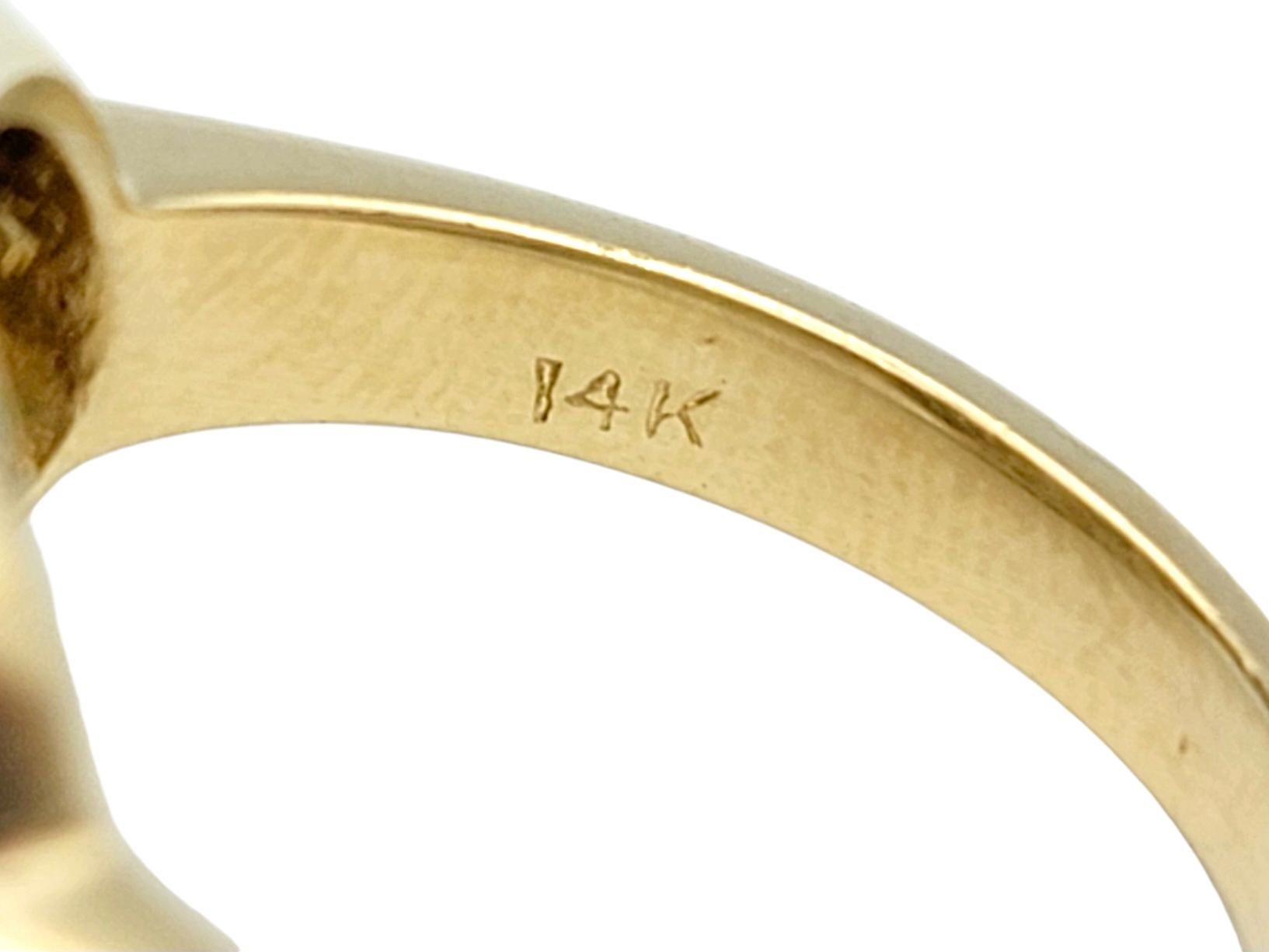 Smaragd- und Diamant-Cluster-Ring mit schwarzer Emaille-Details aus 14 Karat Gold im Angebot 2