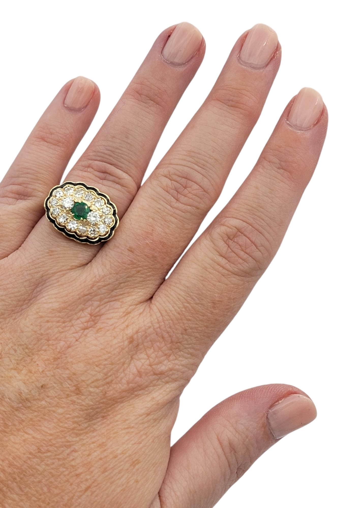 Smaragd- und Diamant-Cluster-Ring mit schwarzer Emaille-Details aus 14 Karat Gold im Angebot 3