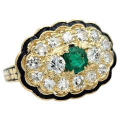 Smaragd- und Diamant-Cluster-Ring mit schwarzer Emaille-Details aus 14 Karat Gold