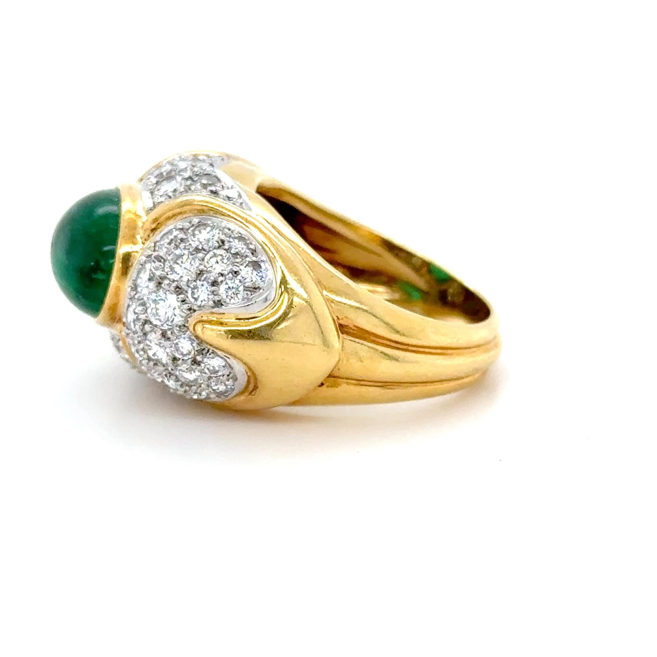 Cette amusante bague de cocktail est orn�ée d'une émeraude ovale cabochon pesant environ 4,00 carats, entourée de 54 diamants ronds de taille brillant de première qualité pesant au total environ 2,00 carats. Magnifiquement réalisée en or jaune 18