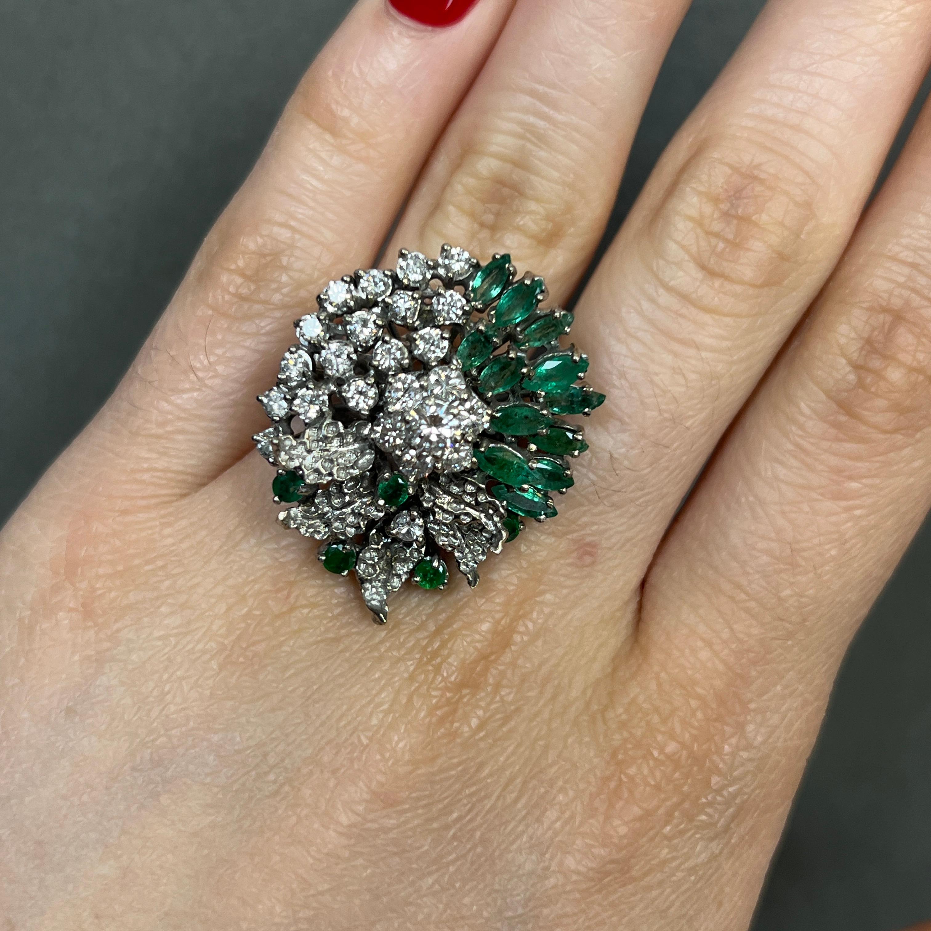 Smaragd- und Diamant-Cocktailring 

Cocktailring mit Blumenmotiv, besetzt mit Smaragden im Rund- und Marquise-Schliff, akzentuiert durch Diamanten im Rundschliff.

Ring Größe: 7.5
Kostenfreie Größenänderung 
Metall-Typ:  14 Karat Weißgold