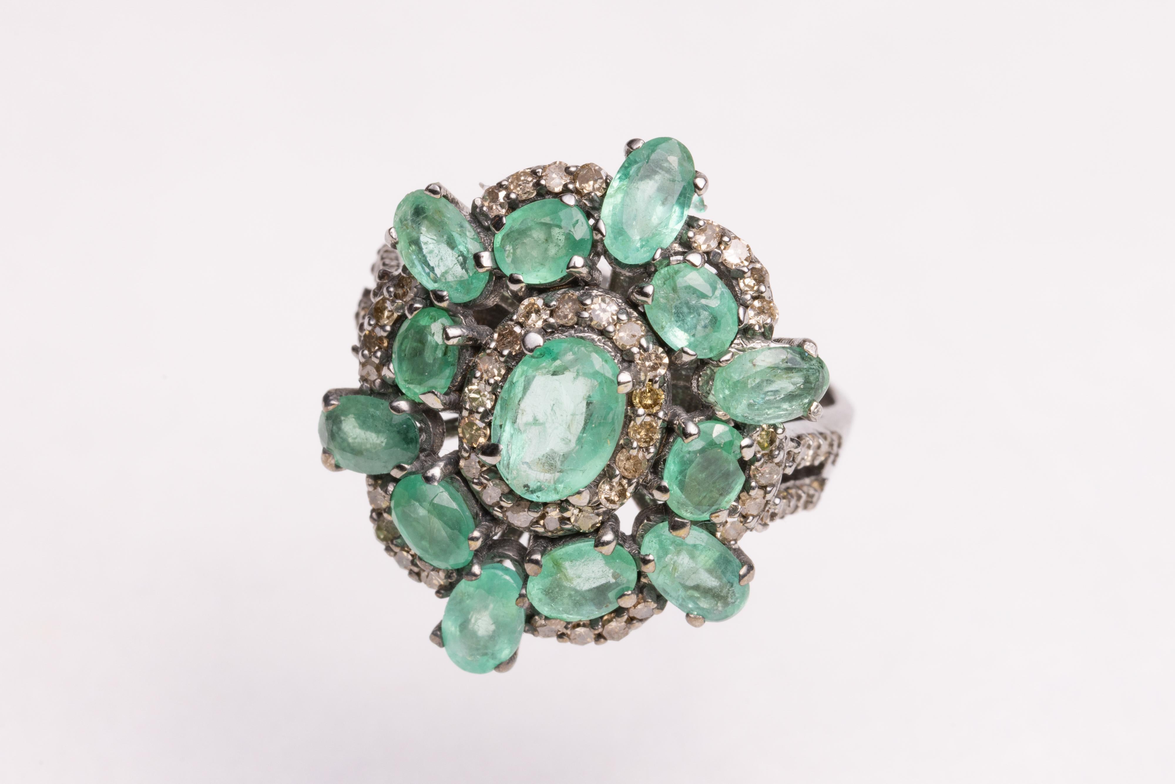 Taille ovale Bague cocktail en émeraude et diamants en vente